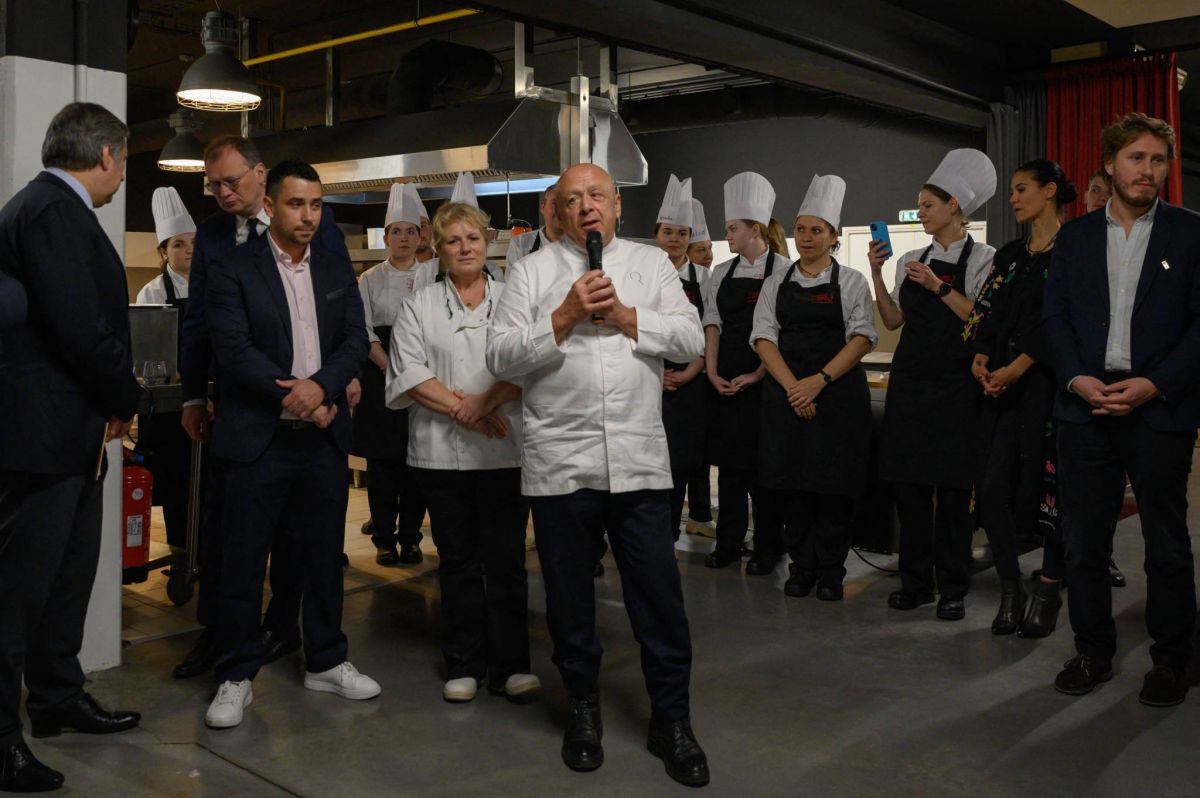 Faire la cuisine pas la guerre : des Ukrainiens en formation chez un chef étoilé français