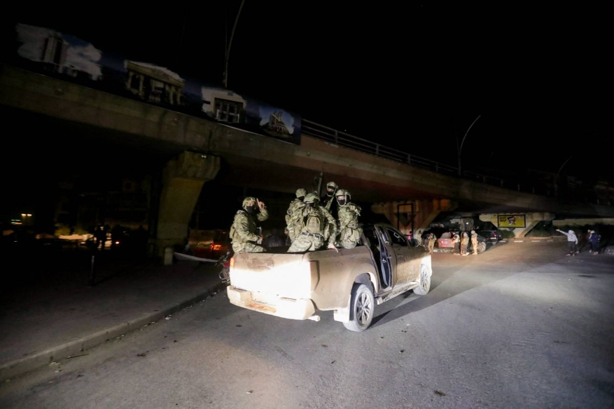 Syrian rebels reach Aleppo, army closes airport and roads