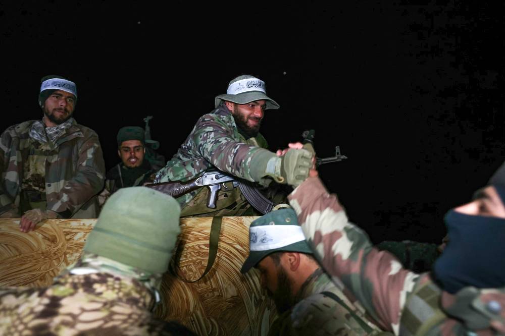 L'armée russe annonce qu'elle bombarde des groupes 