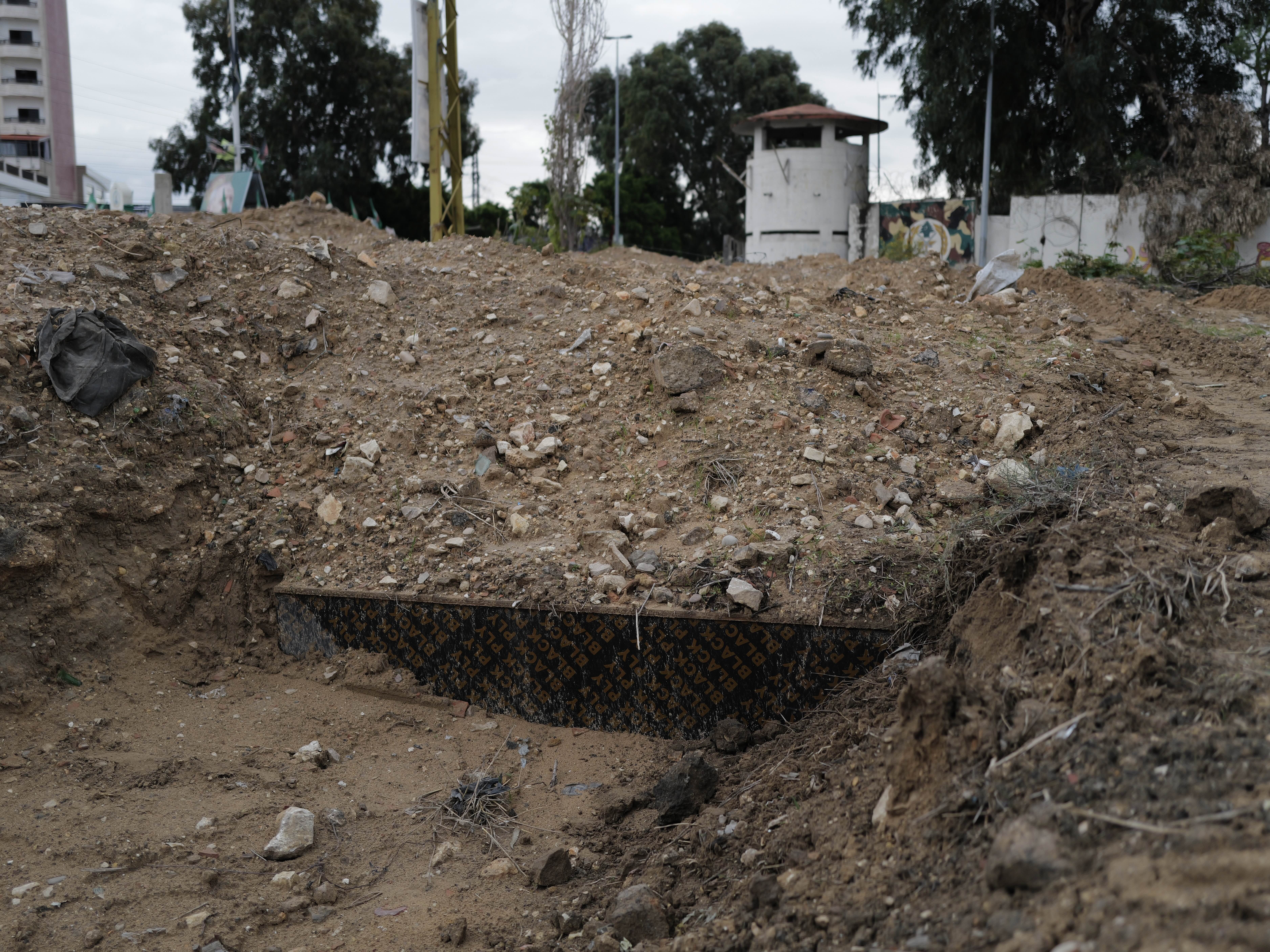 Un cercueil enterré à la hâte dans un cimetière temporaire à Tyr, le 27 novembre 2024. Photo Matthieu Karam/L'Orient-Le Jour
