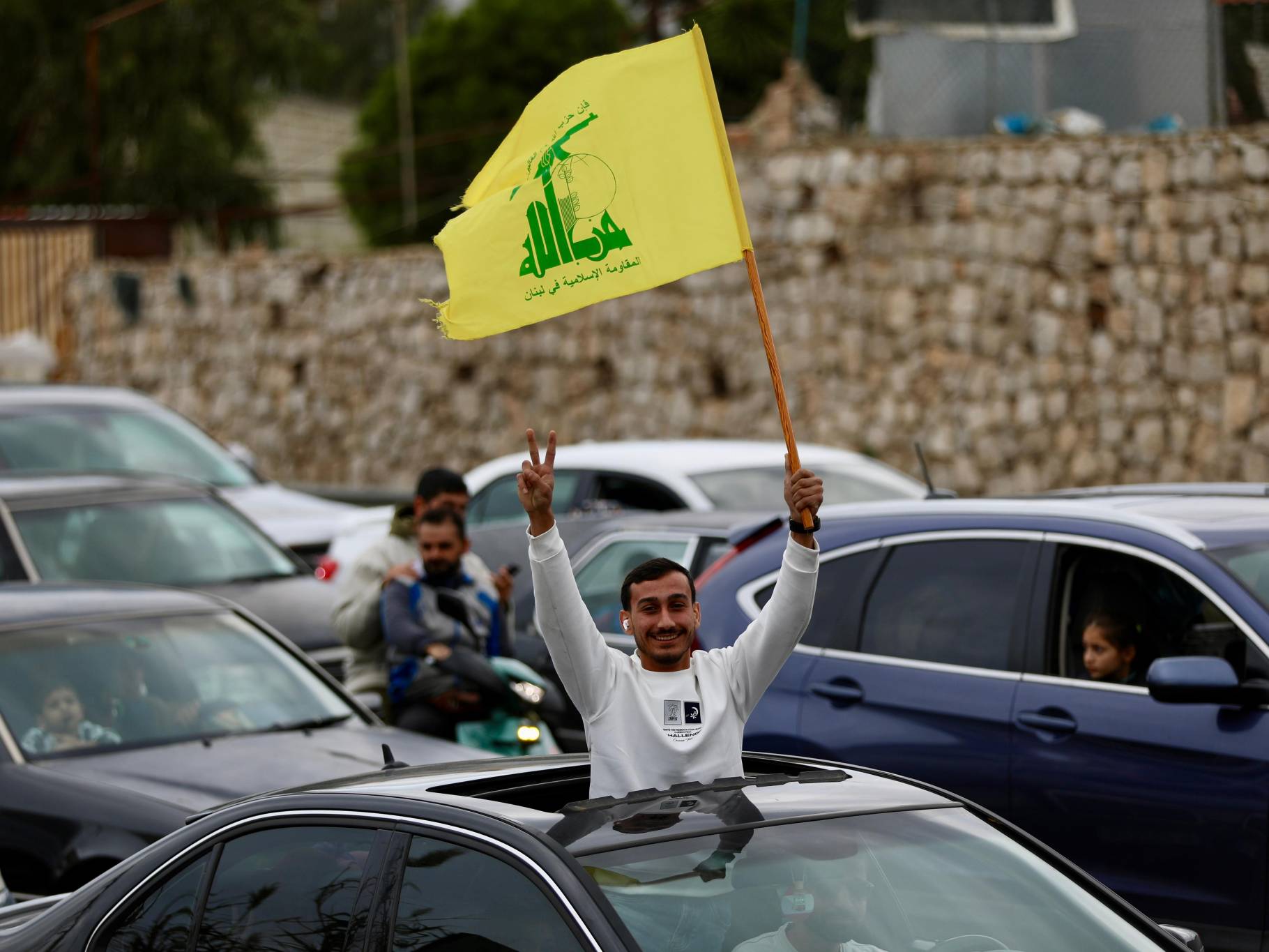 Sur la route vers le Liban-Sud, au niveau de Rmeilé, dans le Chouf, certains célèbrent la "victoire" du Hezbollah. Photo Matthieu Karam