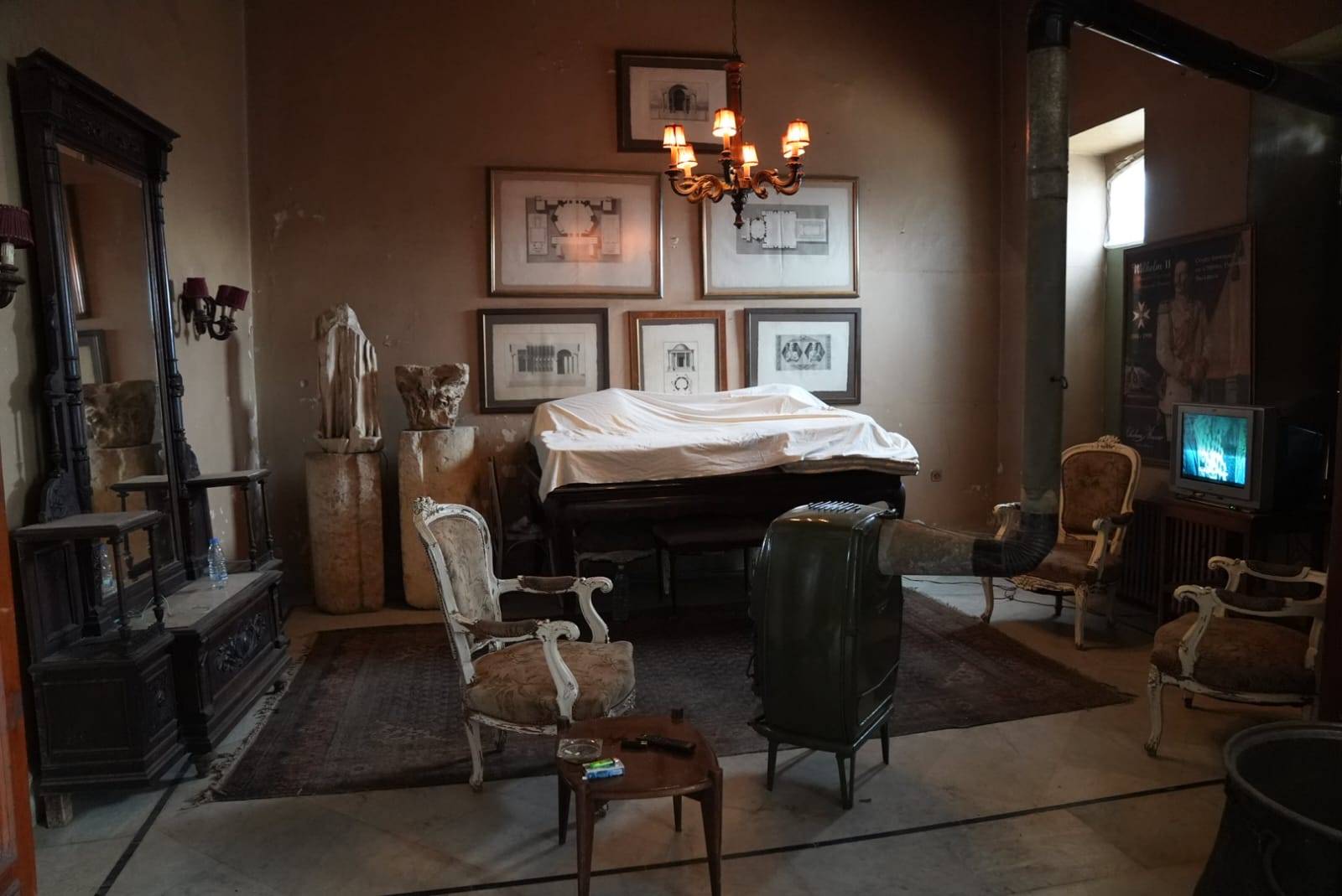 "Nous avons tout nettoyé et remis en place. Cet hôtel doit rester ouvert. C'est le plus vieux du Moyen-Orient. Feirouz a dormi ici !", lance Zouheir, le concierge. Photo Lucile Wassermann.