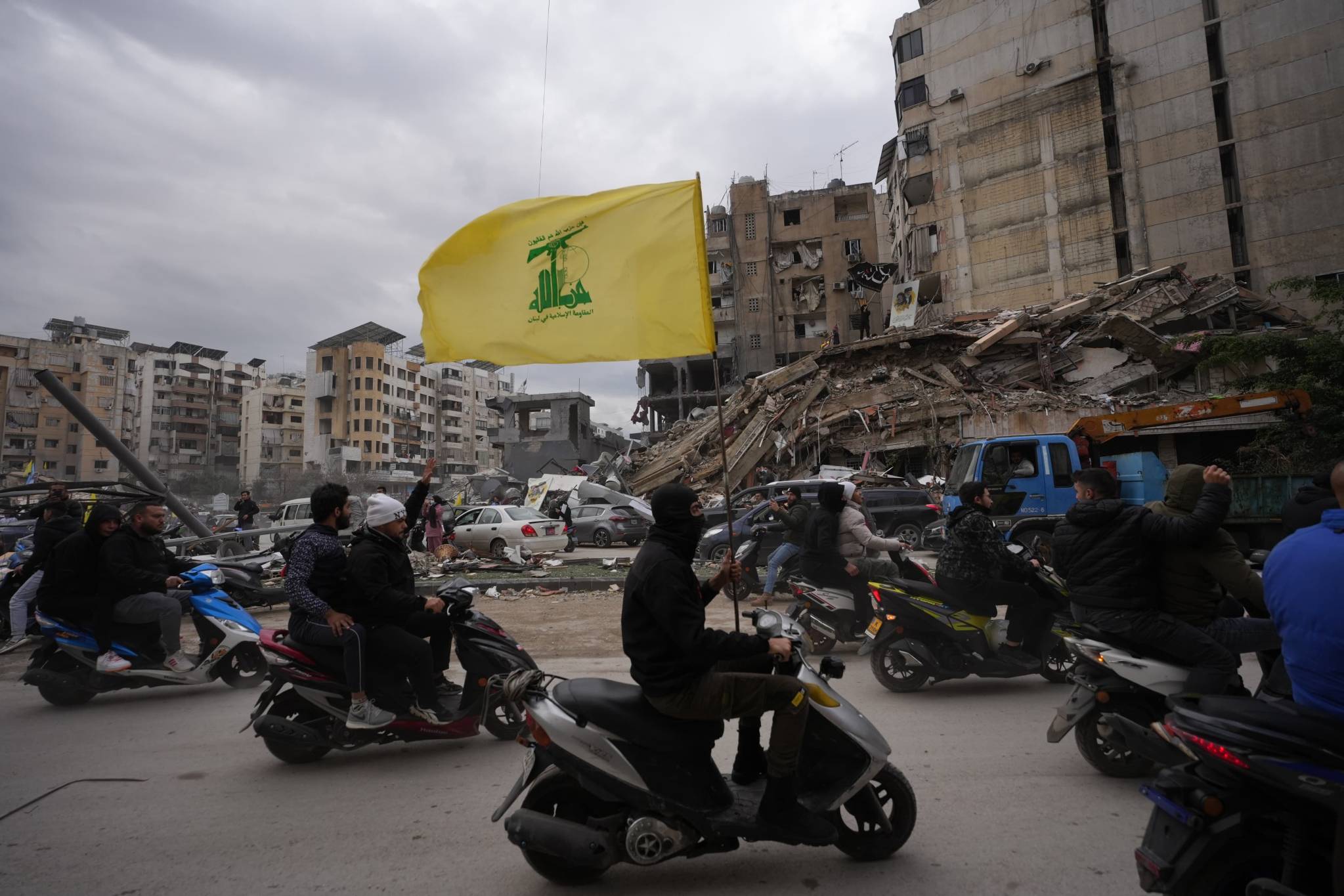 Un peu partout, les drapeaux du Hezbollah. Photo Mohammad Yassine