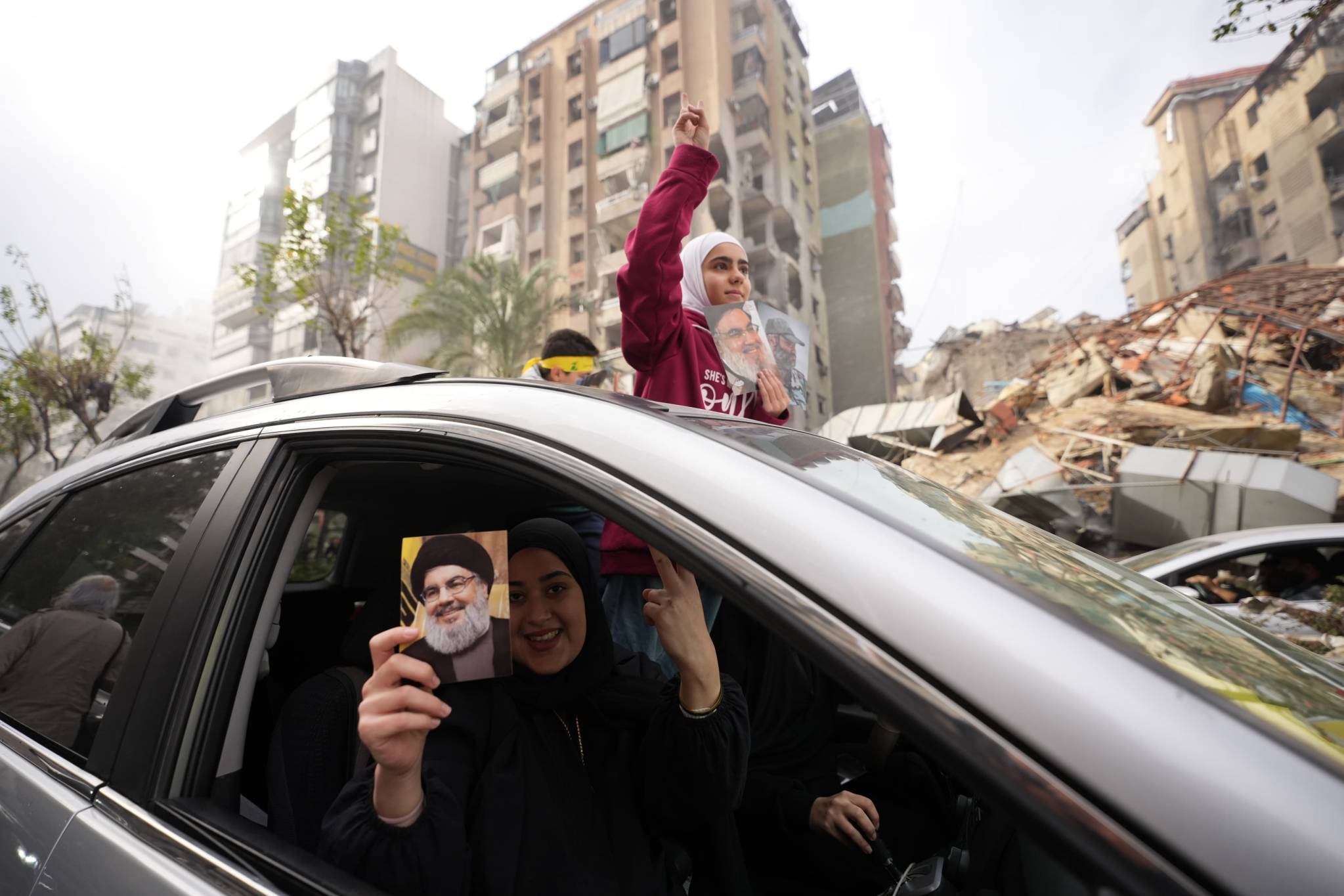 Nombreux sont ceux, là aussi, qui brandissent des portraits du leader du Hezbollah, Hassan Nasrallah, tué par une frappe israélienne, dans cette même banlieue sud, le 27 septembre dernier. Photo Mohammad Yassine