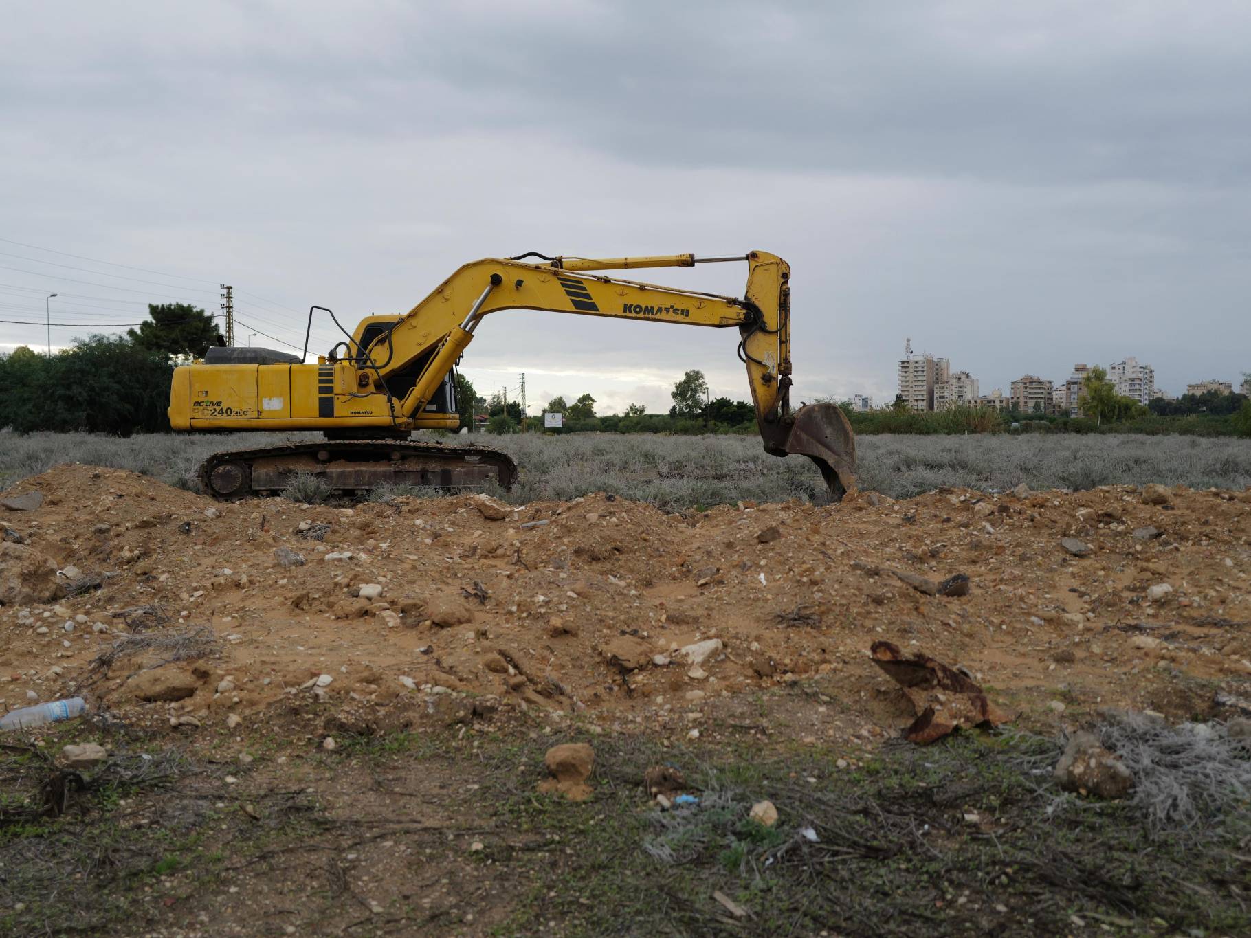 A Tyr, un cimetière temporaire est aménagé par les victimes de la guerre. Photo Matthieu Karam