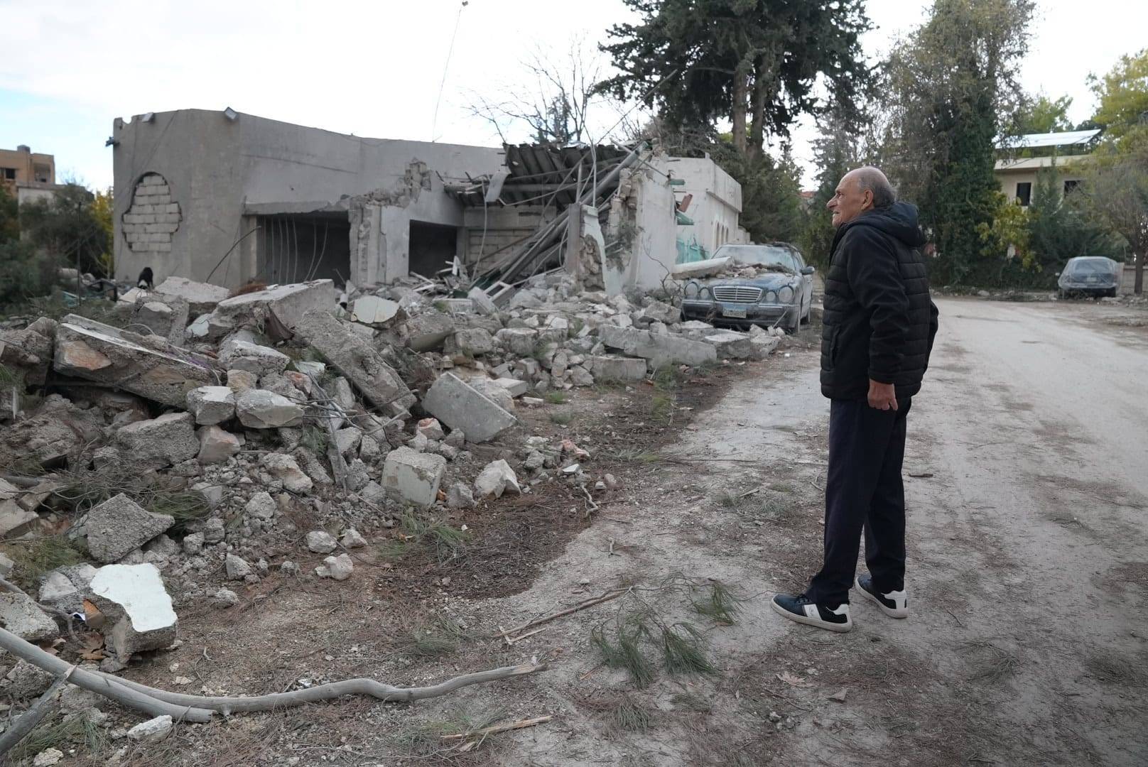 Melhem Haidar, a lawyer in his 70s, has just returned to Baalbeck. He rediscovers his nephew's house, destroyed. He hesitates to approach, for fear of crying too much. (Credit: Lucile Wassermann)