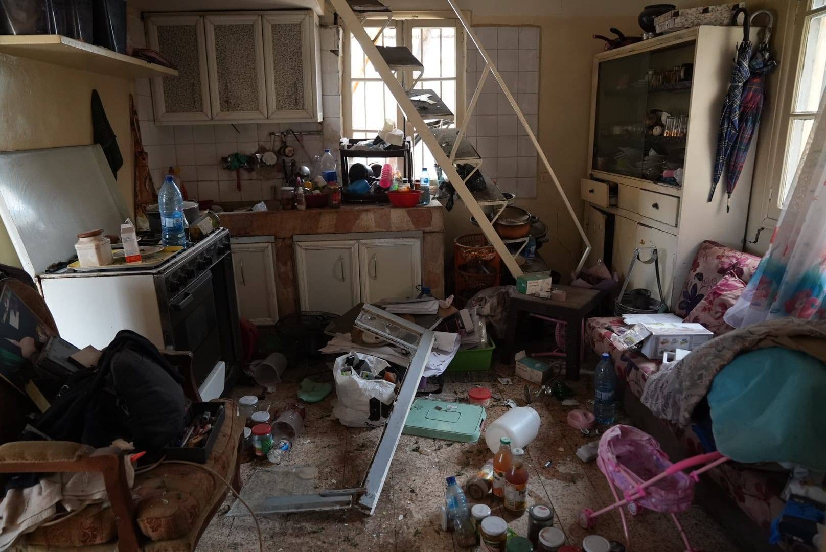 On this first day of the cease-fire, some people are discovering the extent of the damage to their homes. (Credit: Lucile Wassermann)