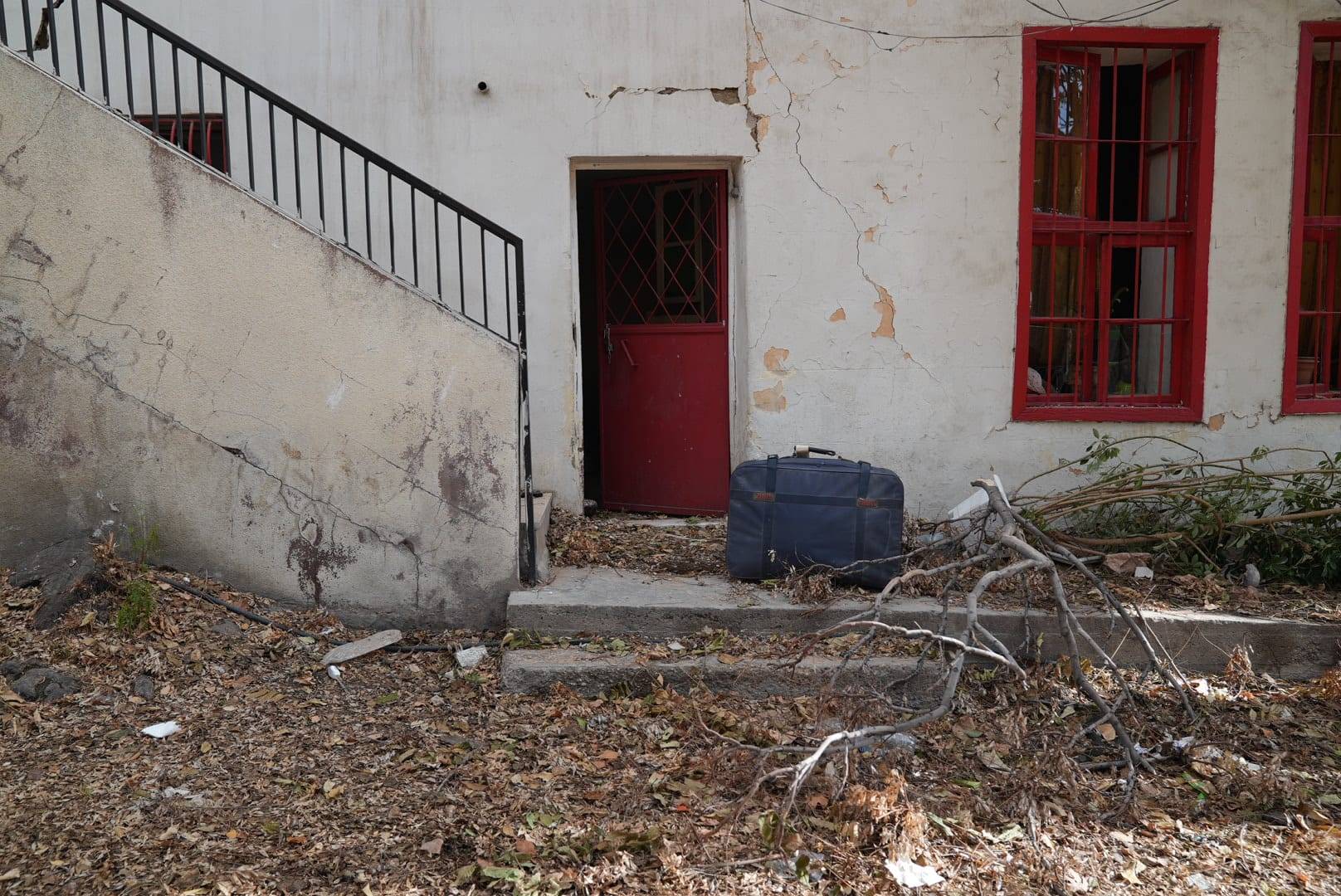 En ce premier jour de cessez-le-feu, certains découvrent l'ampleur des dégâts dans leur maison. Photo Lucile Wassermann