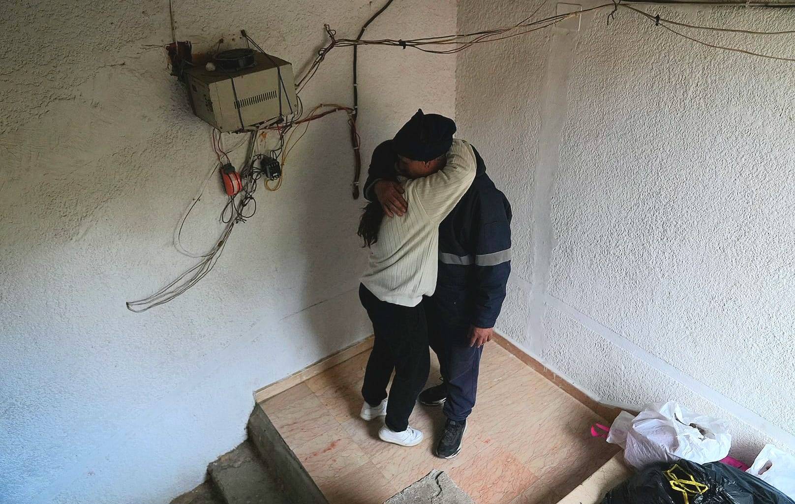 Sa nièce vient de rentrer, ils se retrouvent pour la première fois depuis deux mois. Photo Lucile Wassermann