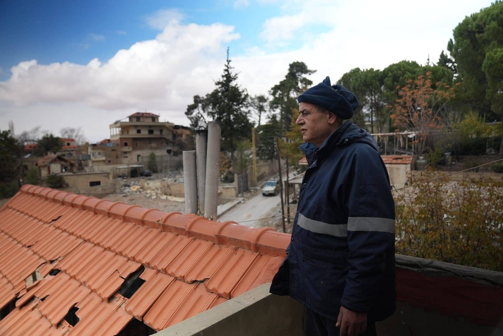 Hassan Saidah est resté à Baalbeck tout le long de la guerre. Il a un café en bas de chez lui. Il dormait dans sa tente sur la terrasse du café pour des raisons de sécurité. Photo Lucile Wassermann