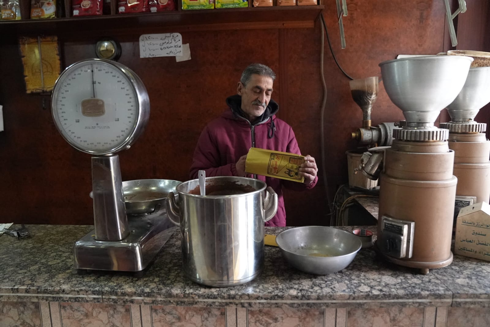 Akram Hleily, vendeur de café, a le sourire depuis le cessez-le-feu. La vie reprend dans le quartier central de Baalbeck, le 27 novembre 2024. Lucile Wassermann/L’Orient-Le Jour