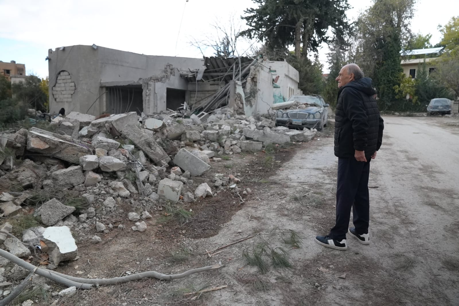 Melhem Haïdar, un avocat de Baalbeck qui revient après des mois d’absence et découvre la destruction de la maison de ses neveux, le 27 novembre 2024. Lucile Wassermann/L’Orient-Le Jour