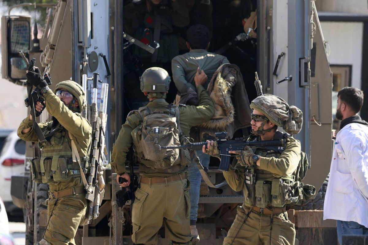 Palestinians accuse Israeli forces of raiding West Bank hospital Palestinians accuse Israeli forces of raiding West Bank hospital