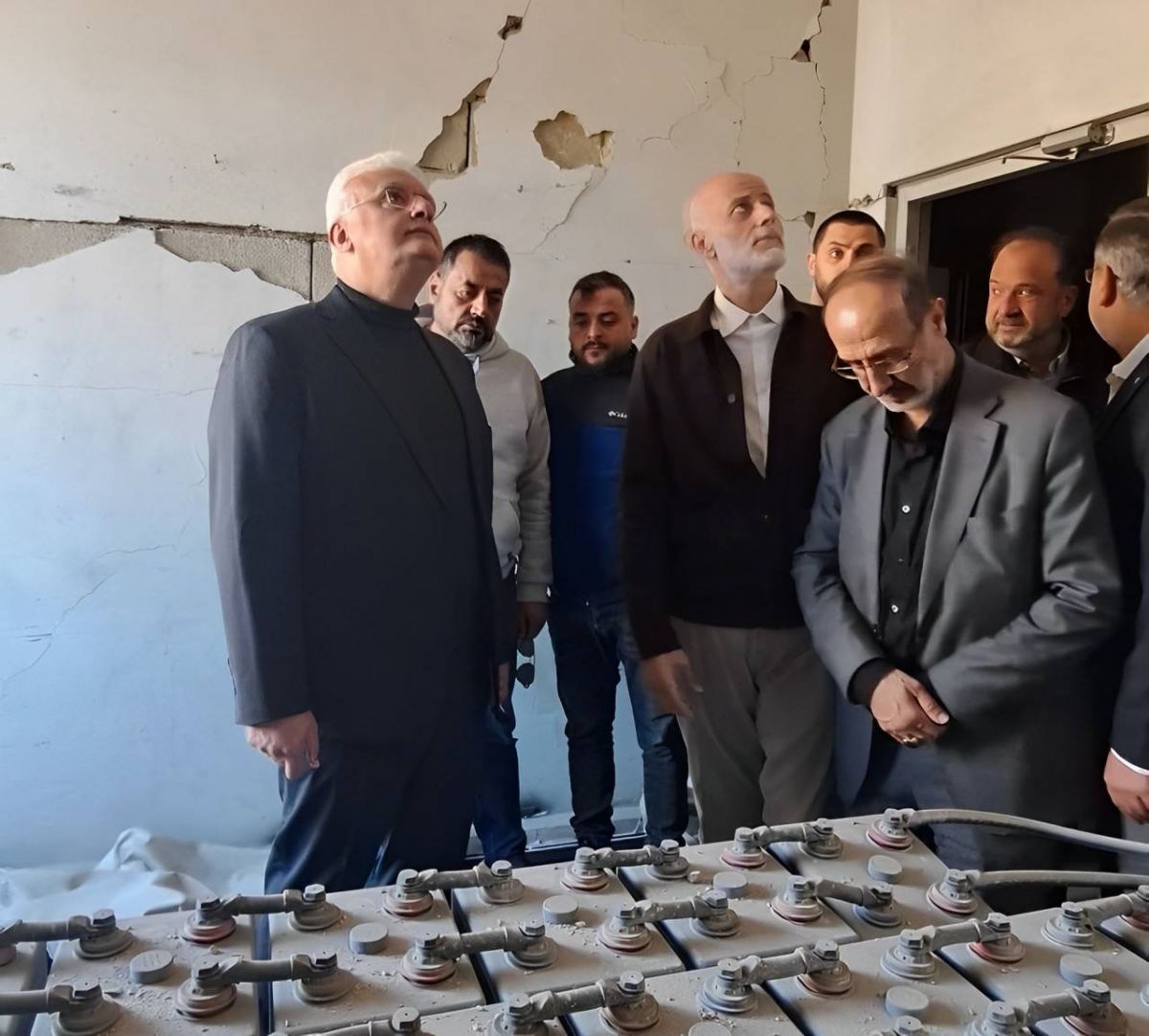 Tournée de Johnny Corm dans la banlieue sud de Beyrouth pour inspecter les dégâts des frappes israéliennes Tournée de Johnny Corm dans la banlieue sud de Beyrouth pour inspecter les dégâts des frappes israéliennes