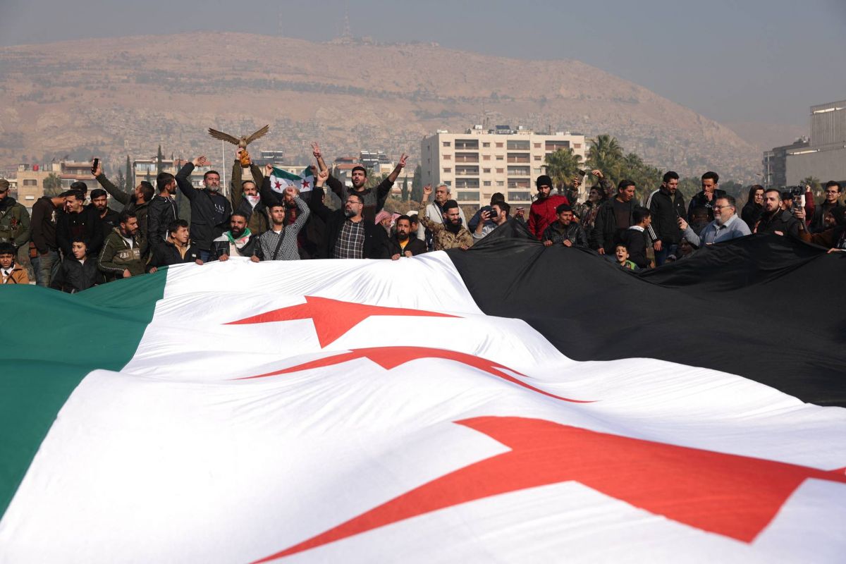 Les Syriens en quête de leurs disparus après la chute de Bachar el-Assad, liesse à Damas