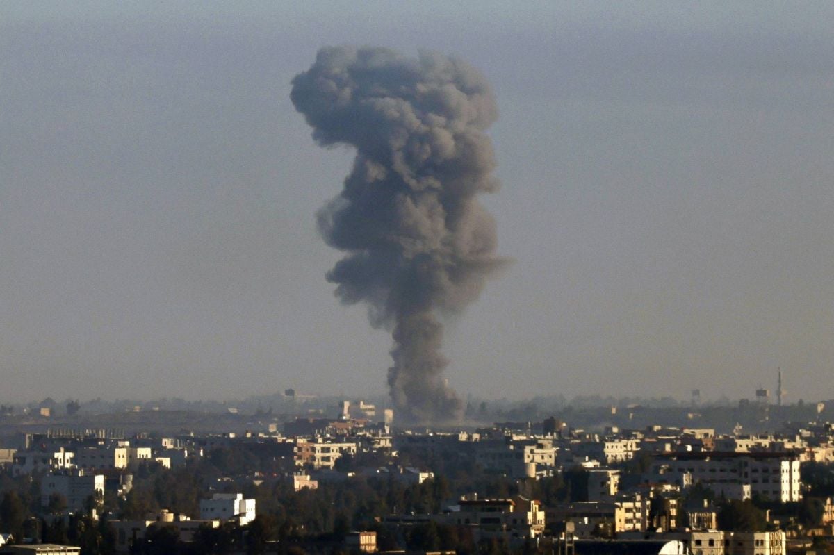 Israël confirme avoir attaqué des dépôts d'