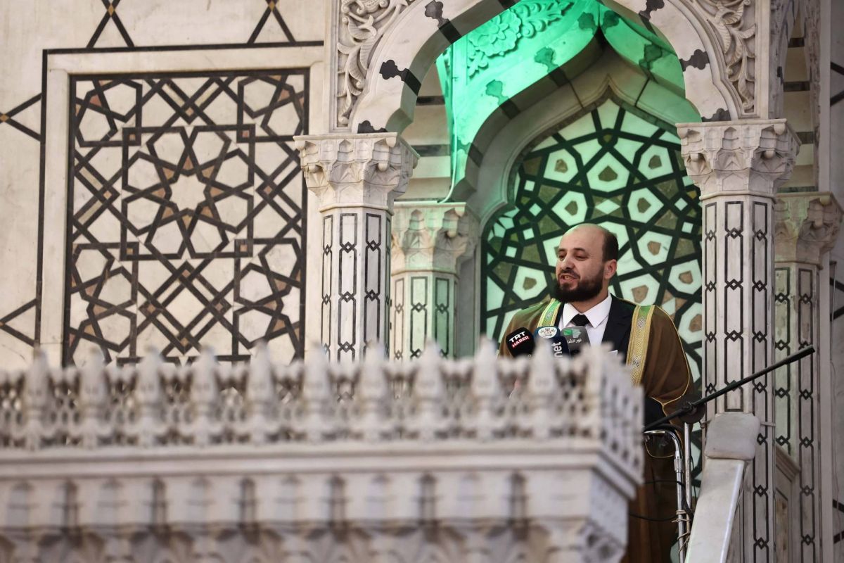 Thousands gather at Damascus's Umayyad Mosque ahead of Friday prayers