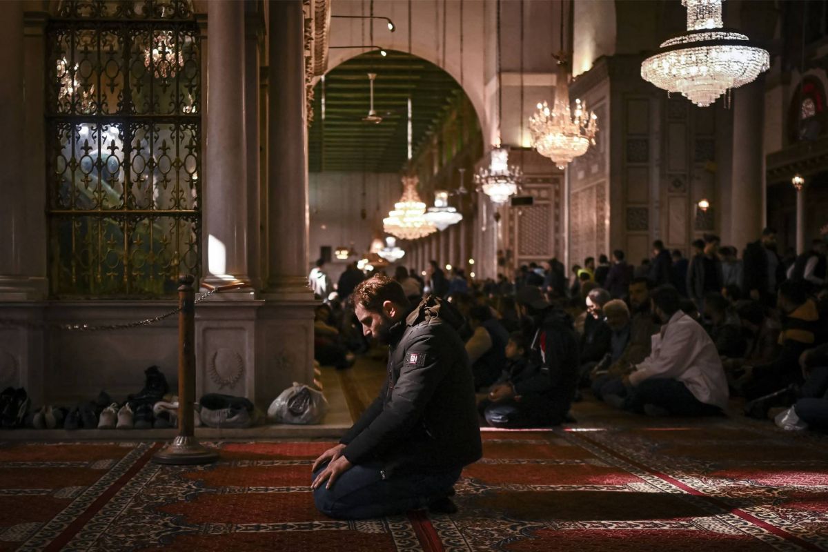 'Syria freed!': Thousands cheer at famed Damascus mosque