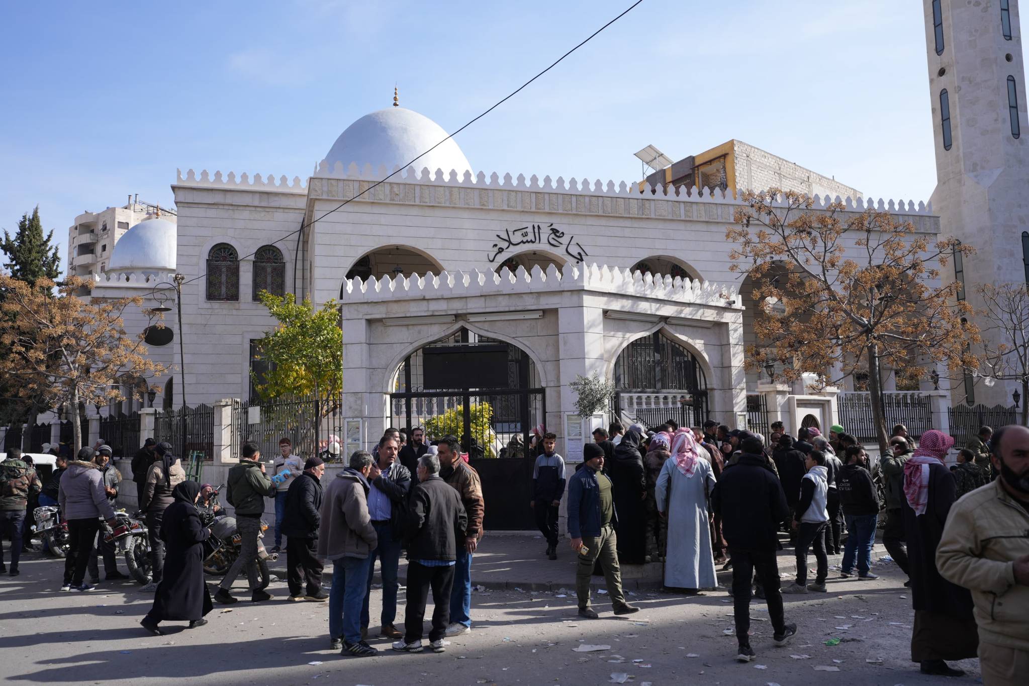 Devant la mosquée Al-Salam du quartier de Berzé, à Damas, des dizaines de familles sont rassemblées ce 10 décembre. Elles partagent le même drame -un proche a disparu dans les geôles syriennes- et un même espoir, le retrouver. Photo Mohammad Yassine
