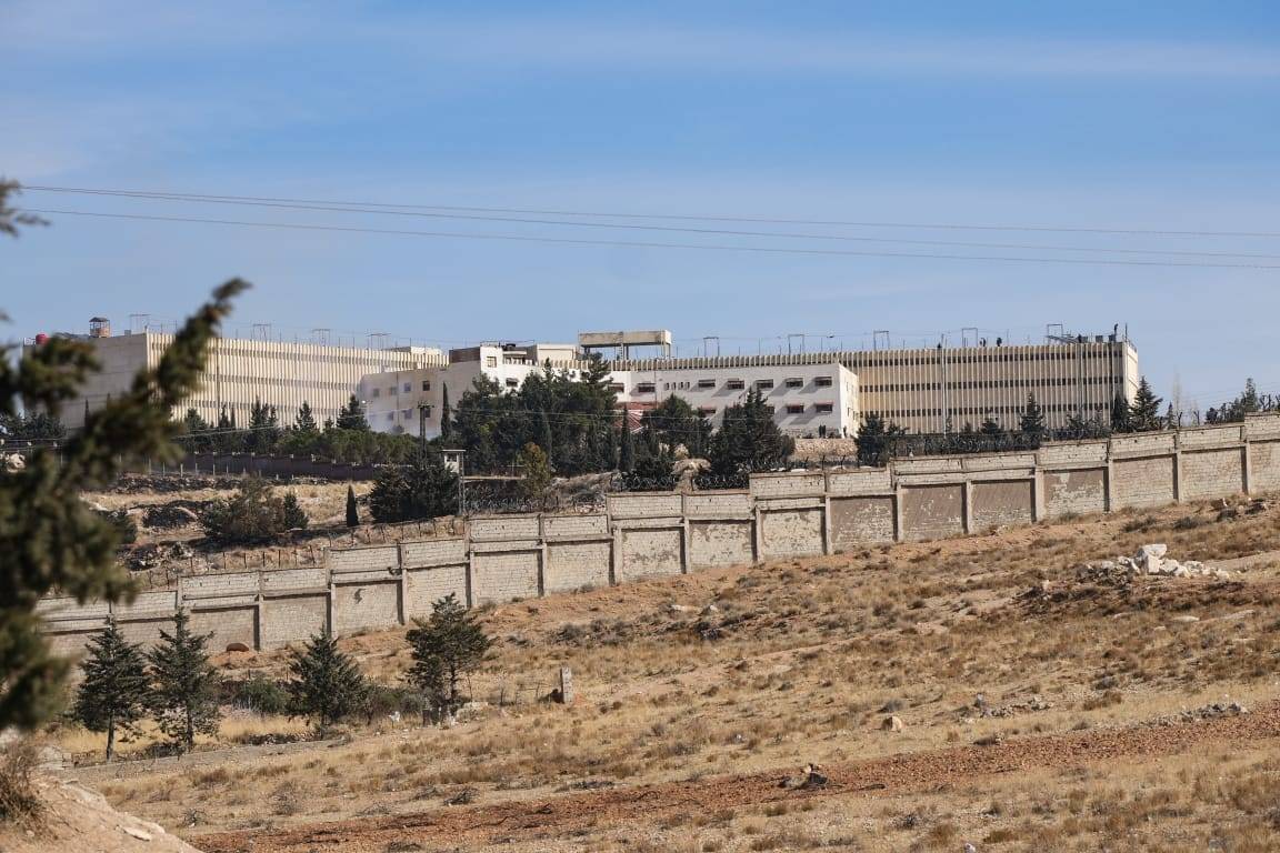 Parallèlement, ce 10 décembre, des dizaines de familles se rendaient toujours à l'effroyable prison de Saydnaya. Photo Mohammad Yassine