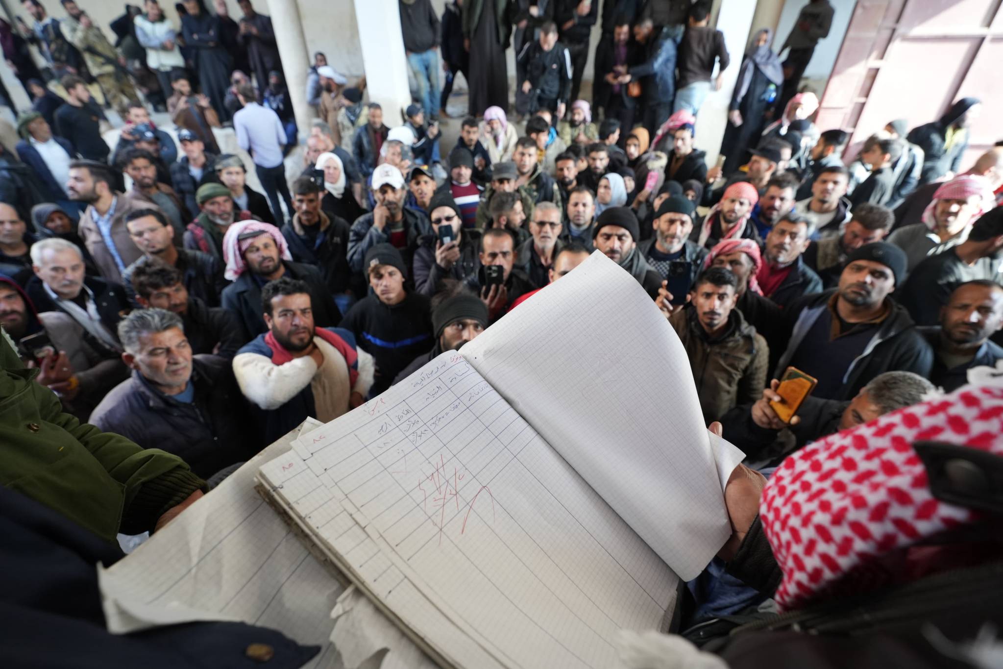 Les familles ont toujours espoir d'y retrouver un proche qui aurait survécu à cette barbarie. Photo Mohammad Yassine