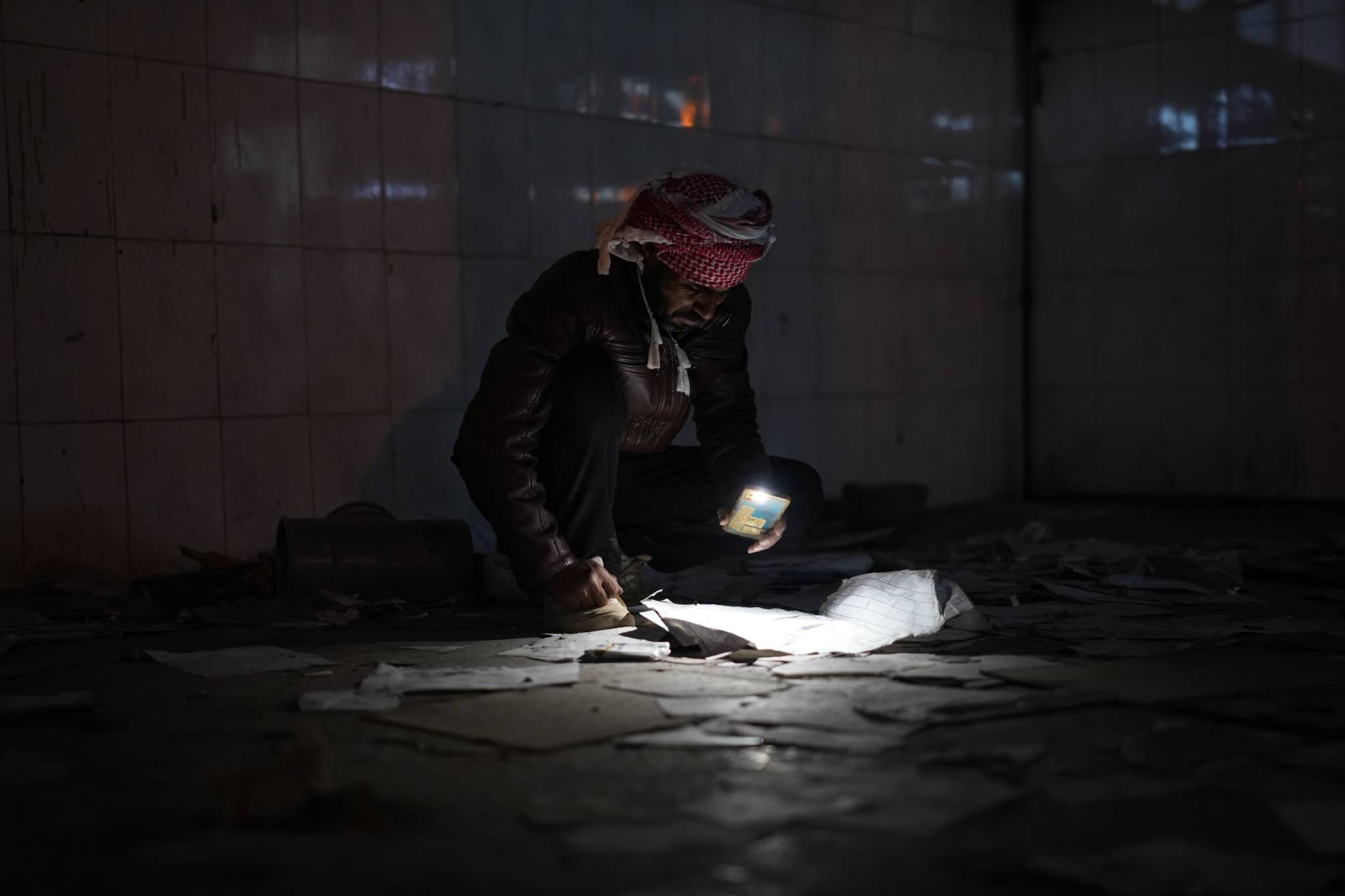 Les proches étudient également tous les documents trouvés dans cette administration de la mort, dans l'espoir d'y trouver le nom d'un proche et une quelconque indication sur son sort. Photo Mohammad Yassine