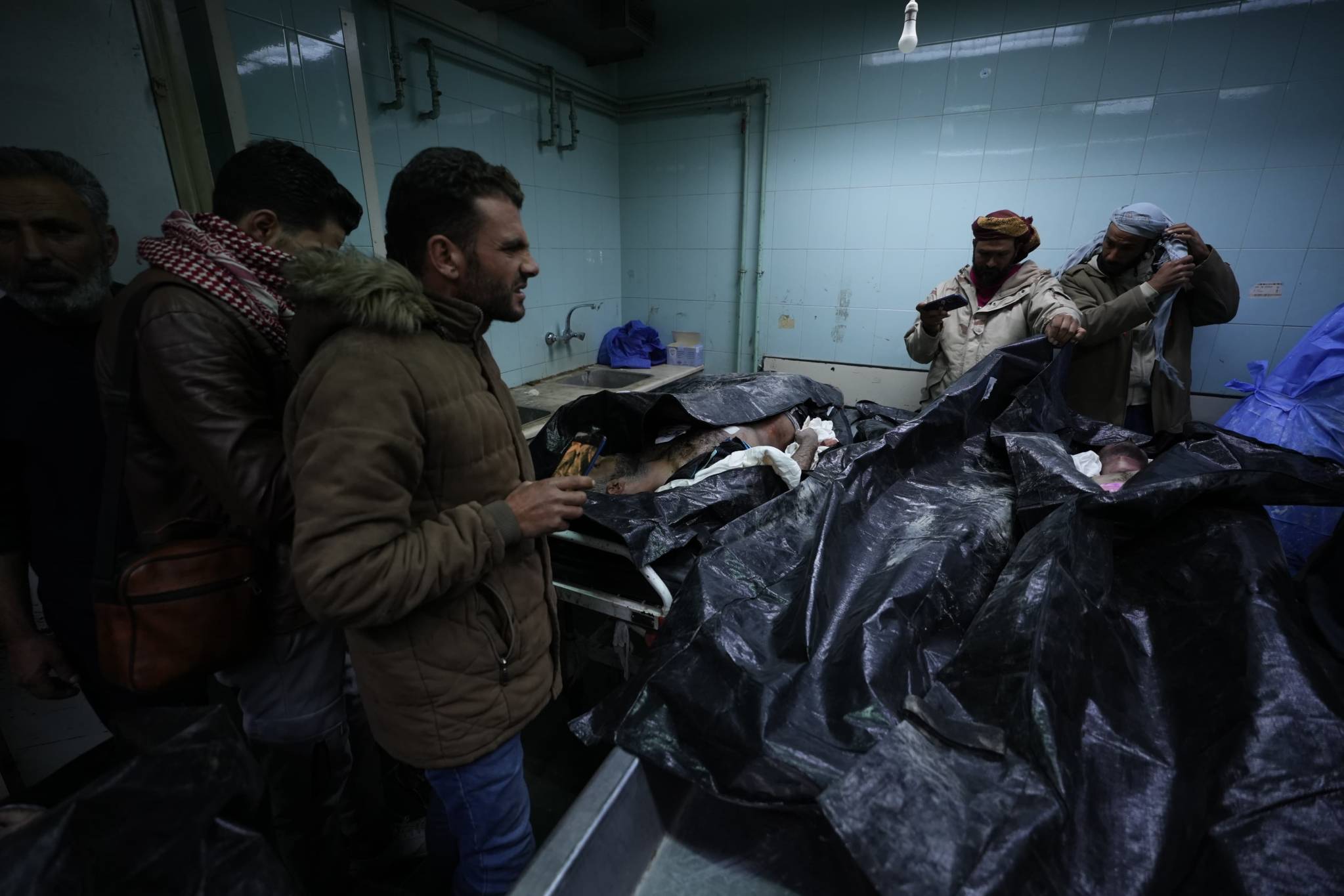 Pour beaucoup, la quête s'achève dans la morgue de l'hôpital al-Mejtehed, à Damas. Photo Mohammad Yassine