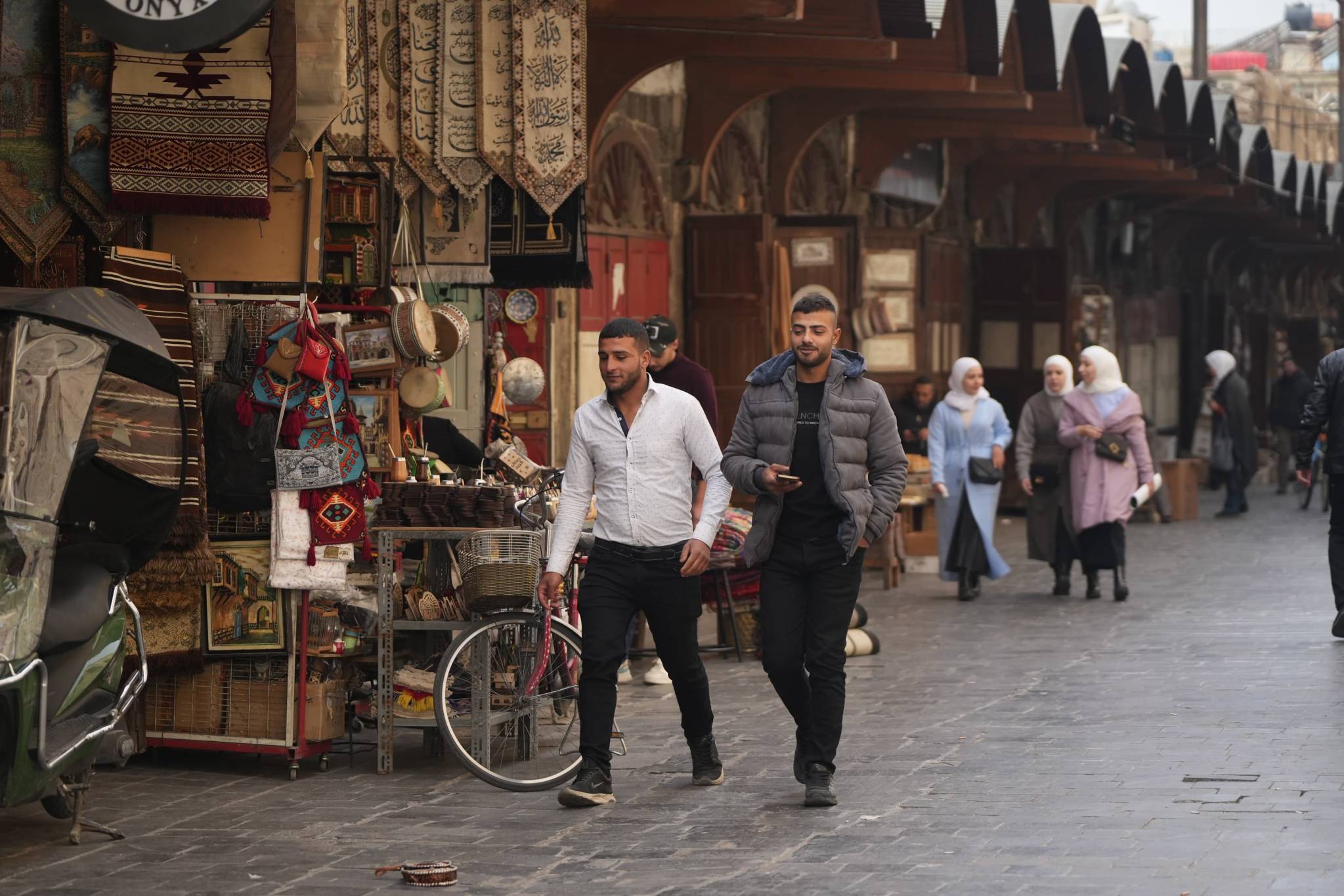 Prudents mais contents de ressortir, les habitants de Damas se sont à nouveau aventurés hors de chez eux depuis mardi 10 décembre pour faire le marché ou s'attabler dans des cafés, deux jours après la chute de la capitale syrienne aux mains d'une coalition de rebelles. Photo Mohammad Yassine