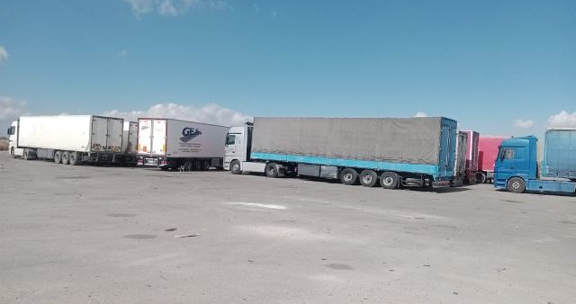Quelque 70 camions libanais bloqués à Deraa, en Syrie Quelque 70 camions libanais bloqués à Deraa, en Syrie