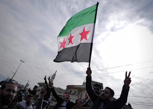 D’où vient le drapeau de la révolution syrienne ?