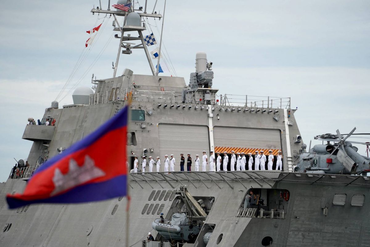 Un navire de guerre américain accoste au Cambodge, près d'une base rénovée par Pékin - L'Orient-Le Jour
