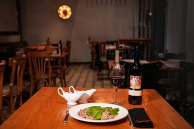 Une cuvée fraîche et épicée pour sublimer une langue de bœuf et sa crème de sésame