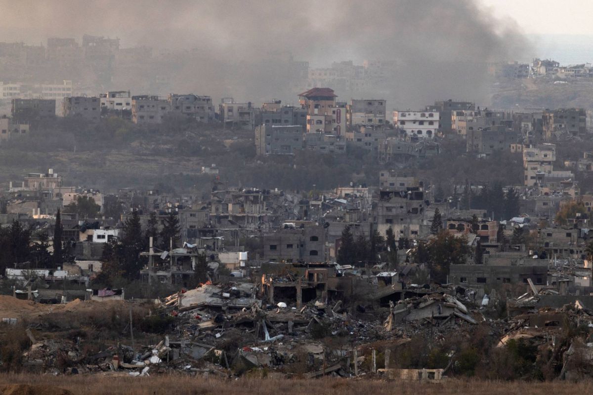 Israeli airstrikes kill 14 Palestinians in Gaza, tanks push south