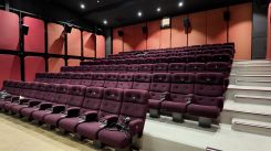 Une salle de projection de 100 places avec de grands sièges au look rétro dans les nouveaux locaux de Metropolis. Photo Laurent Selinder/L'OLJ