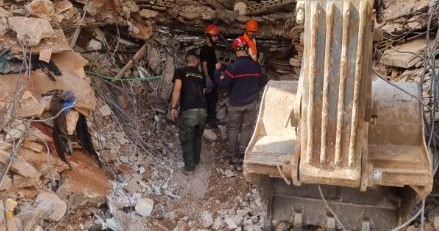 Trois corps retirés des décombres à Haret Hreik Trois corps retirés des décombres à Haret Hreik