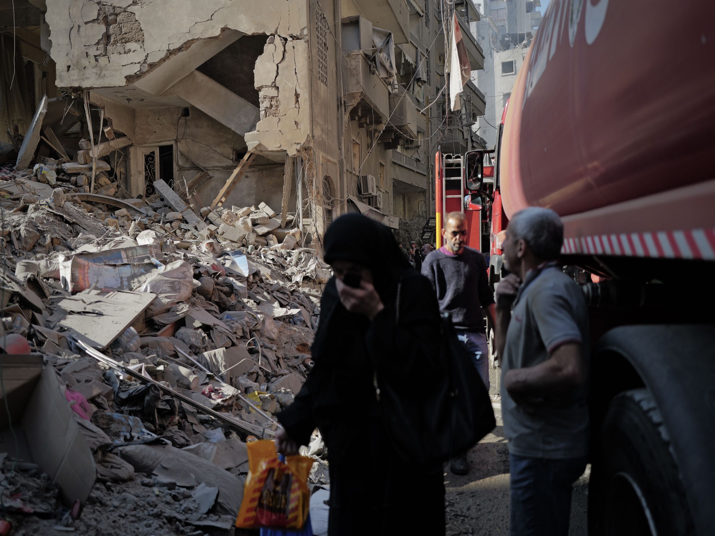Le lendemain, c'est le quartier de Basta el-Faouqa, situé au cœur de Beyrouth, qui est frappé pour la seconde fois. Un massacre qui fauche la vie d'une trentaine de personnes et engloutit plusieurs immeubles résidentiels. Photo Matthieu Karam
