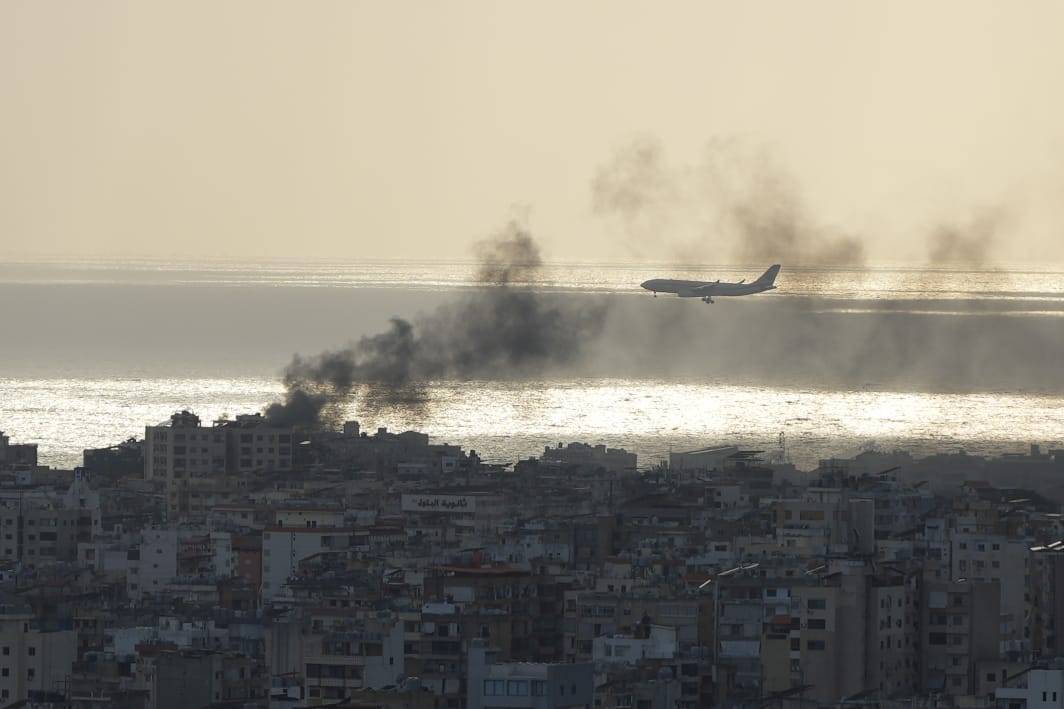 Dans les jours qui suivent, les bombardements israéliens ne cessent de s'intensifier. Malgré tout, la compagnie libanaise Middle East Airlines continue de desservir l'aéroport de Beyrouth. Ses avions décollent et atterrissent parfois à quelques centaines de mètres des obus qui pleuvent. Photo Mohammad Yassine