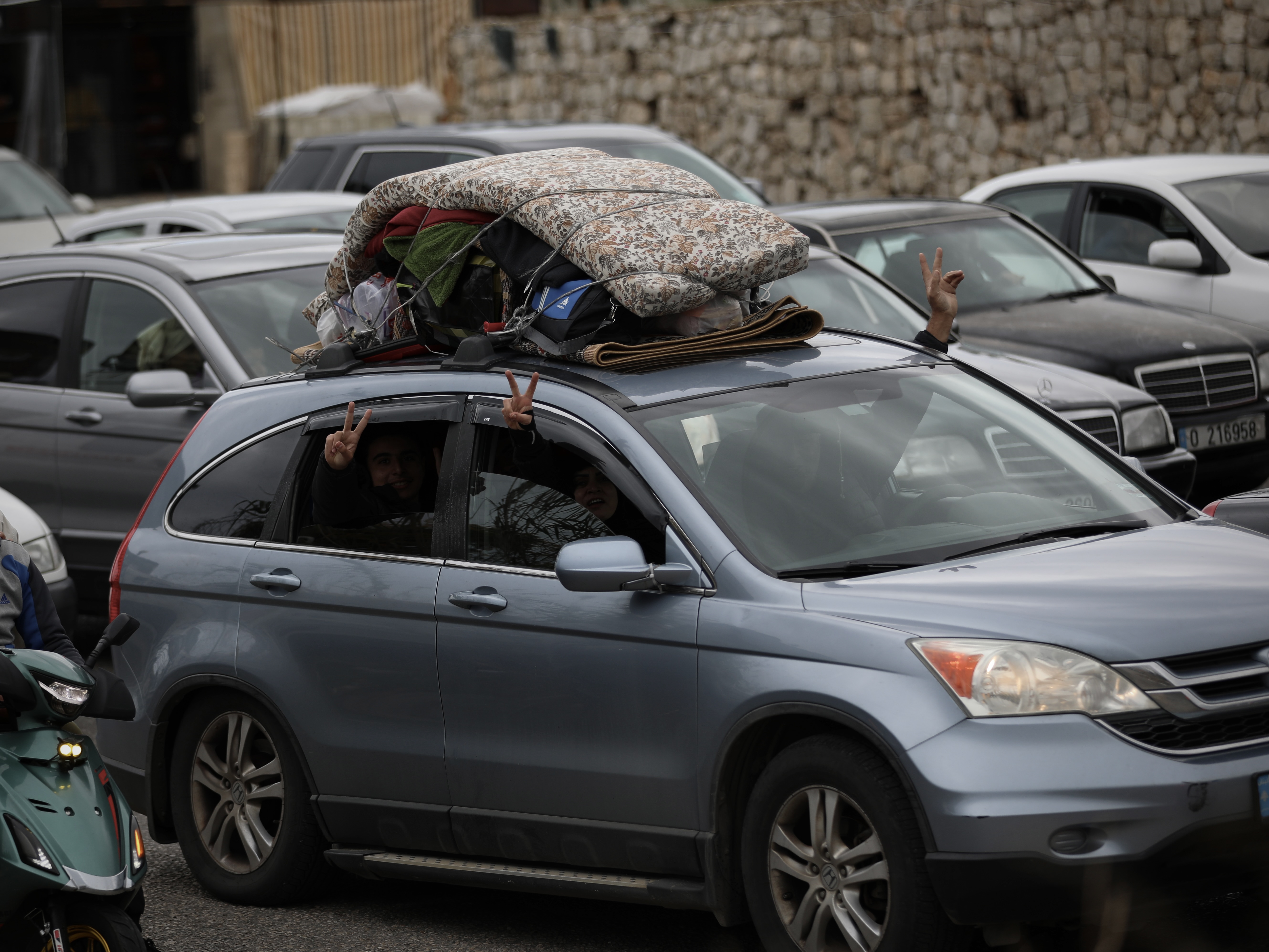 Sur l'autoroute qui mène vers le Liban-Sud, des dizaines de voitures se dirigent vers les villes et villages qui étaient devenus invivables depuis l'intensification des bombardements. Sur le toit des véhicules, des matelas et quelques affaires. Un grand sourire sur le visage de certains, les traits tirés sur d'autres. Photo Matthieu Karam