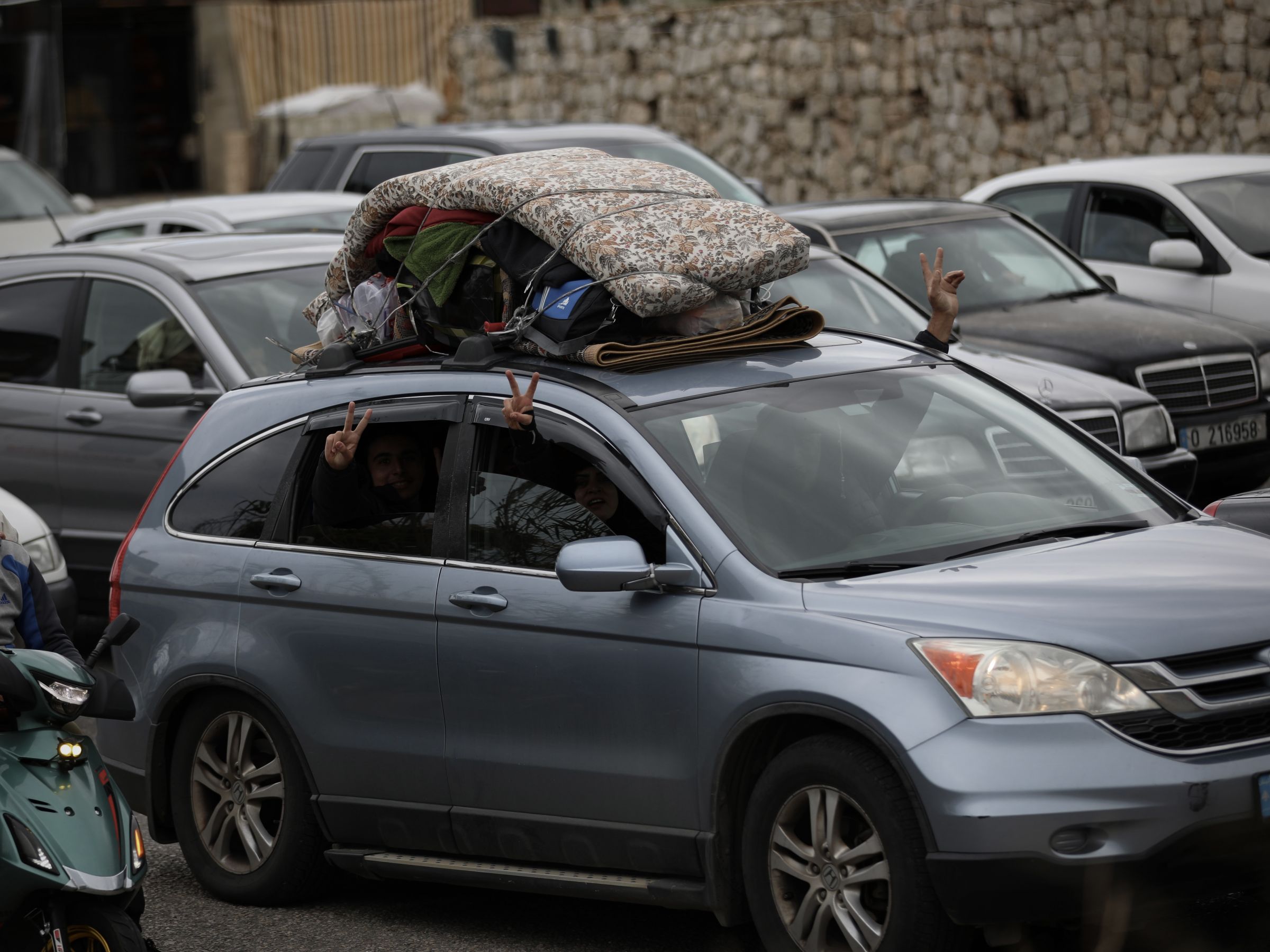 Sur l'autoroute qui mène vers le Liban-Sud, des dizaines de voitures se dirigent vers les villes et villages qui étaient devenus invivables depuis l'intensification des bombardements. Sur le toit des véhicules, des matelas et quelques affaires. Un grand sourire sur le visage de certains, les traits tirés sur d'autres. Photo Matthieu Karam