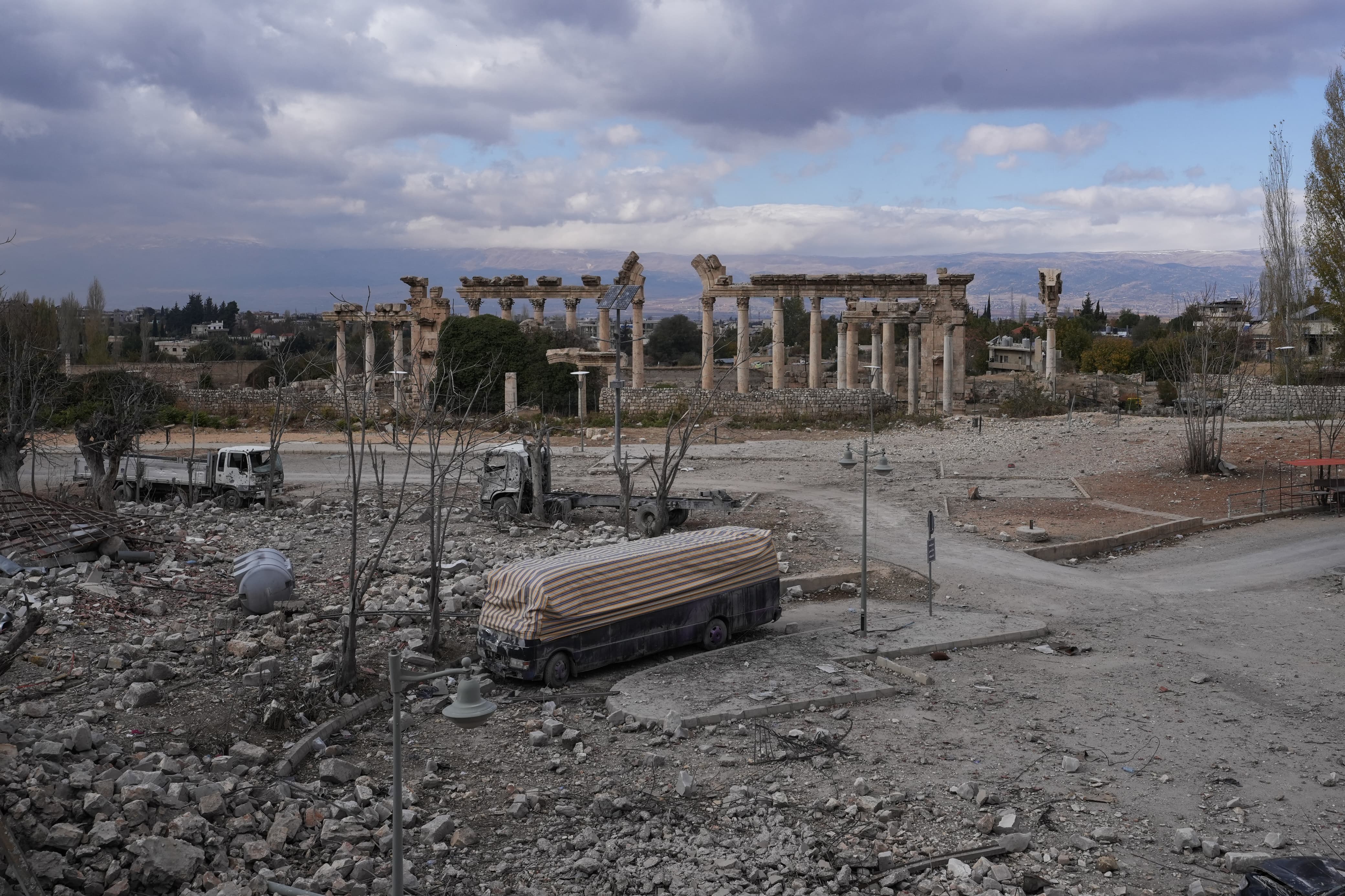 La Békaa, aussi, a payé un lourd prix. A quelques dizaines de mètres des temples de Baalbeck, les bombes israéliennes ont occasionné d'importants dégâts. Photo Mohammad Yassine