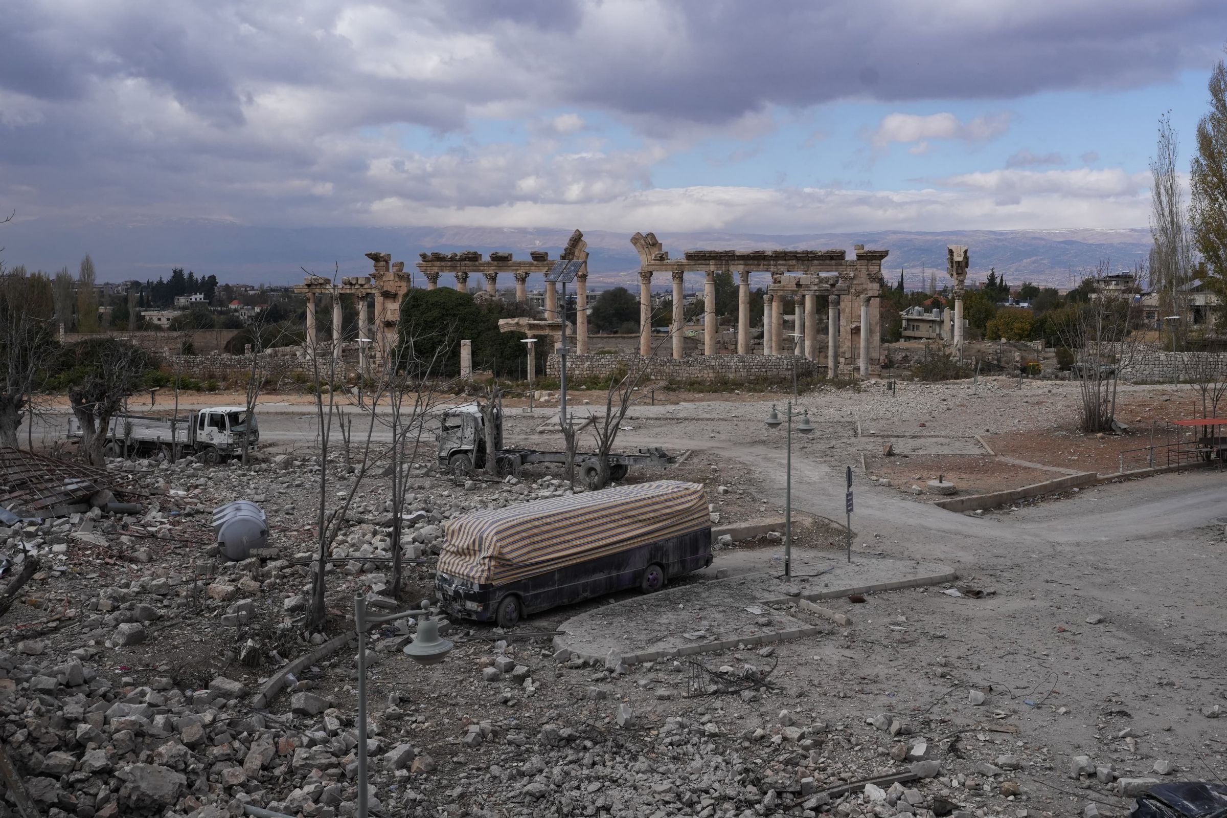 La Békaa, aussi, a payé un lourd prix. A quelques dizaines de mètres des temples de Baalbeck, les bombes israéliennes ont occasionné d'importants dégâts. Photo Mohammad Yassine
