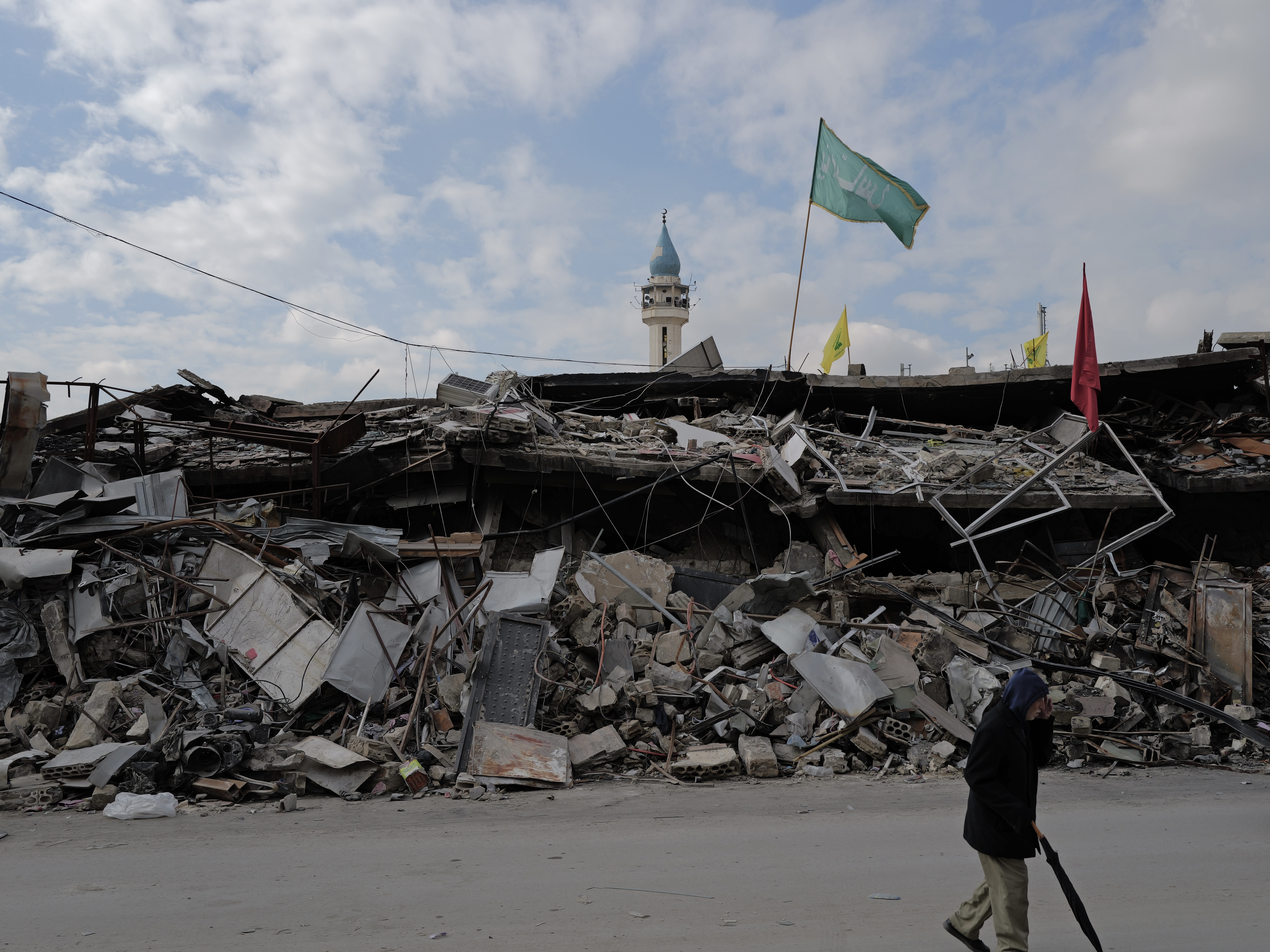 Plus à l'Est, à Nabatiyé, la ville-martyre panse ses plaies, le 29 novembre, entre les ruines de son souk historique et ses magasins éventrés. Photo Matthieu Karam