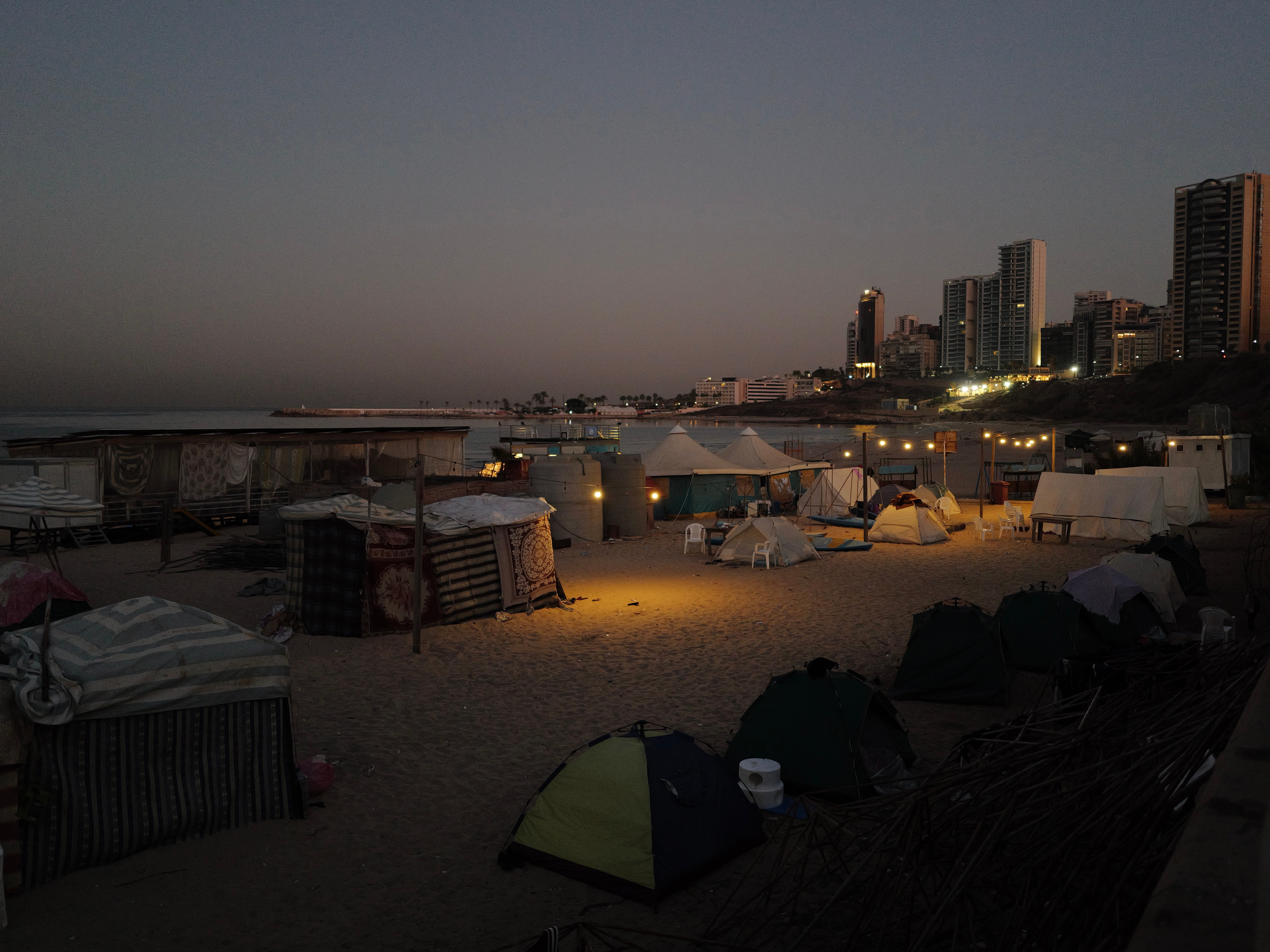 Ceux qui ont tout perdu et qui ne peuvent se permettre de payer un loyer se retrouvent souvent à dormir dans la rue. Fin octobre, la plage de Ramlet el-Baïda, à Beyrouth, était bondée de tentes de déplacés. Photo Matthieu Karam