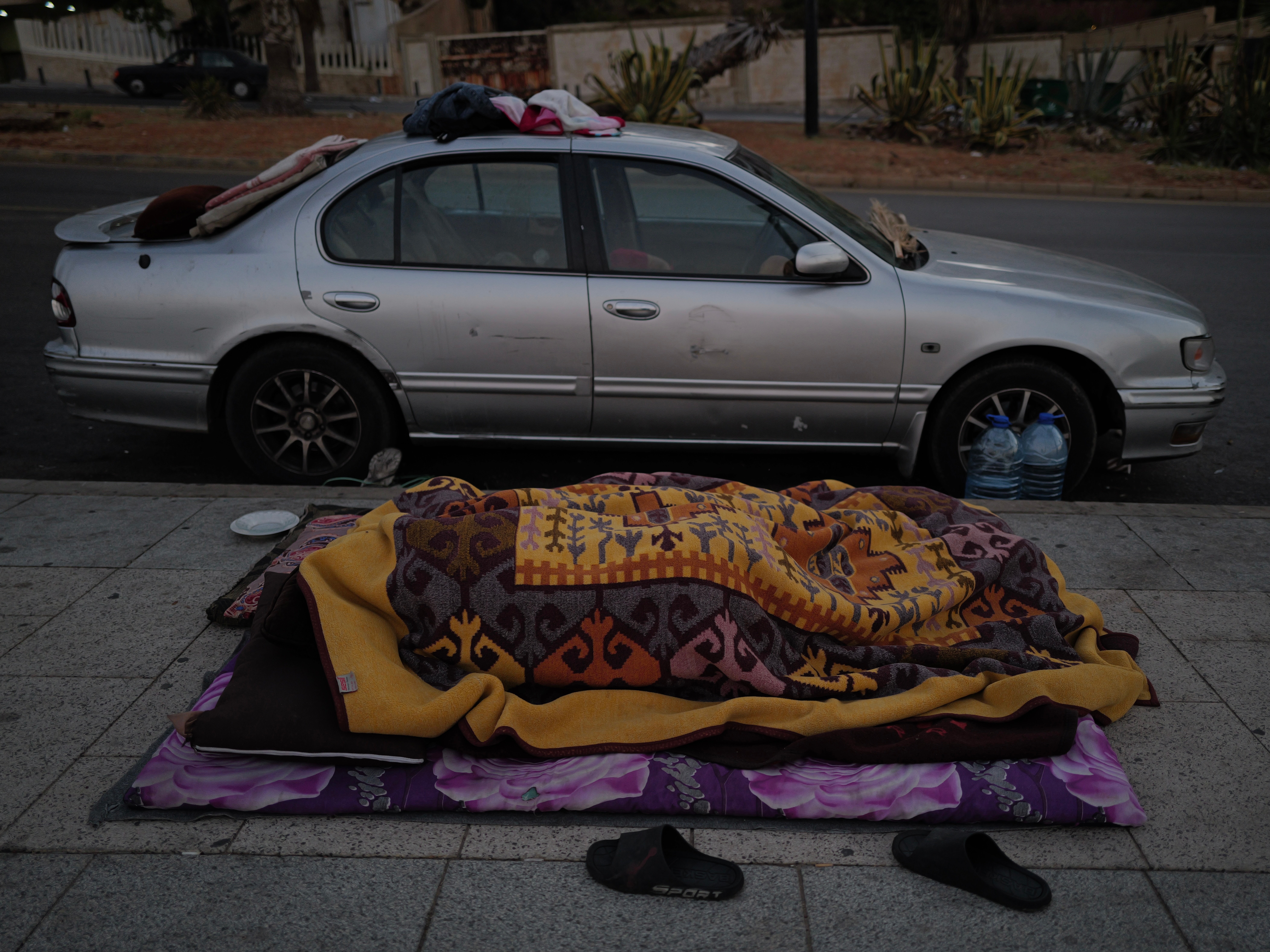 Certains n'ont même pas les moyens de s'offrir une bâche pour se protéger du froid matinal. Ils dorment à même le sol, sous une couette, ou dans leur voiture. Photo Matthieu Karam