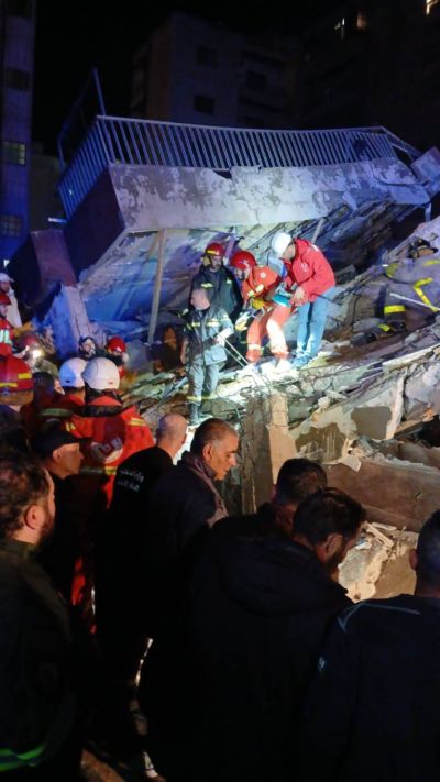 Un immeuble s'effondre sur des pompiers en train d'éteindre un incendie à Mina : deux tués