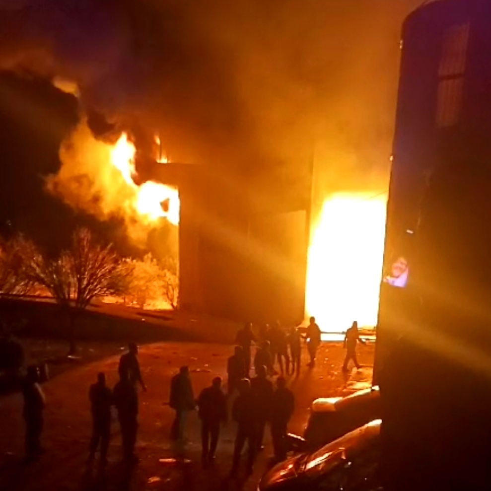 Deux adolescents tués et un homme grièvement blessé dans un grand incendie dans une station-service de Wadi Khaled