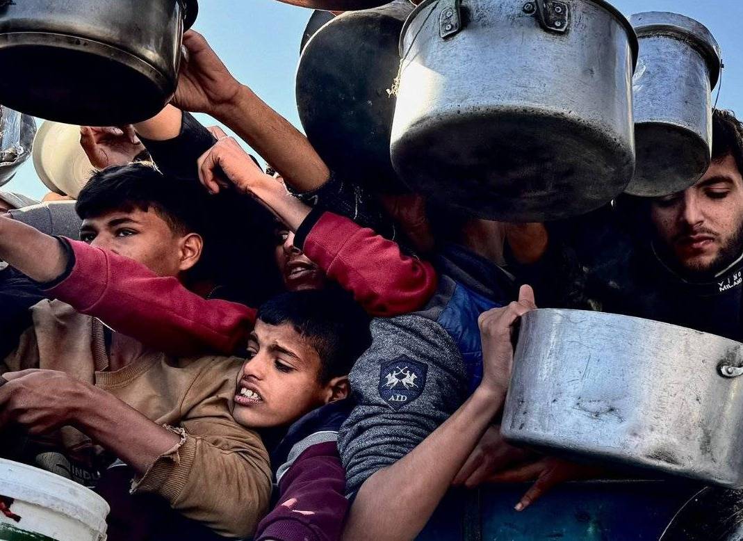La nourriture est « très rare » à Khan Younès et des milliers de personnes font la queue pour en avoir, alerte l'Unrwa
