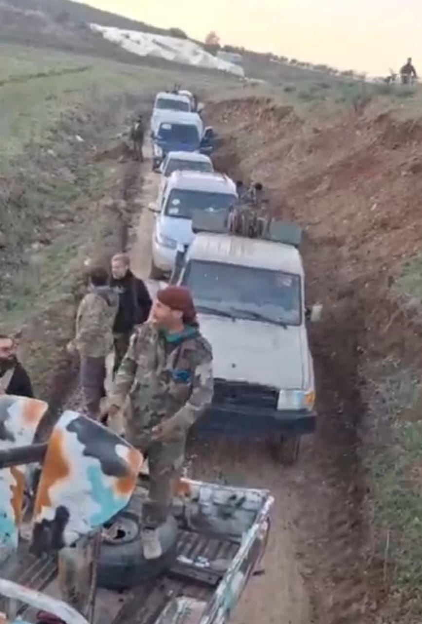Des militaires de la nouvelle autorité syrienne en visite à la frontière libanaise