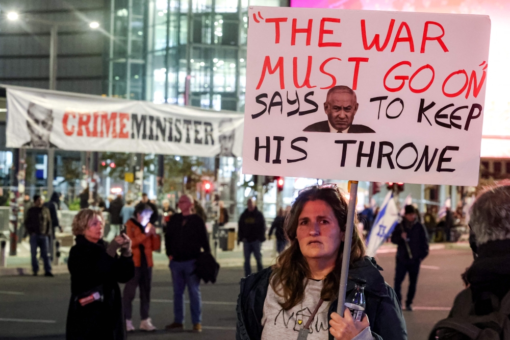 Israeli protestors push for hostage deal as Qatari PM meets Hamas delegation
