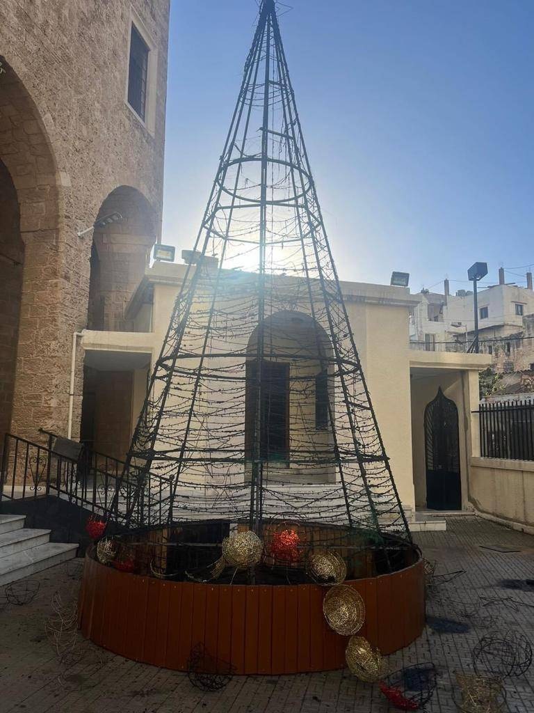 Les FSI arrêtent deux hommes accusés d’avoir incendié un sapin de Noël à Tripoli